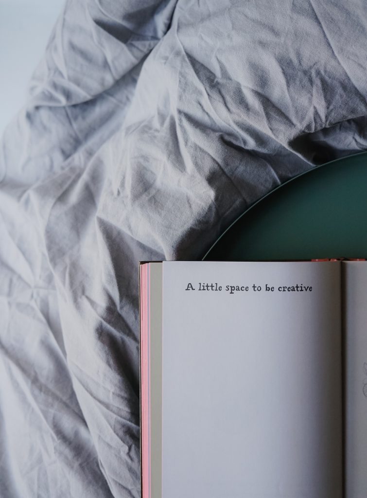 Ein aufgeschlagenes Buch mit der Aufschrift "A little space to be creative"