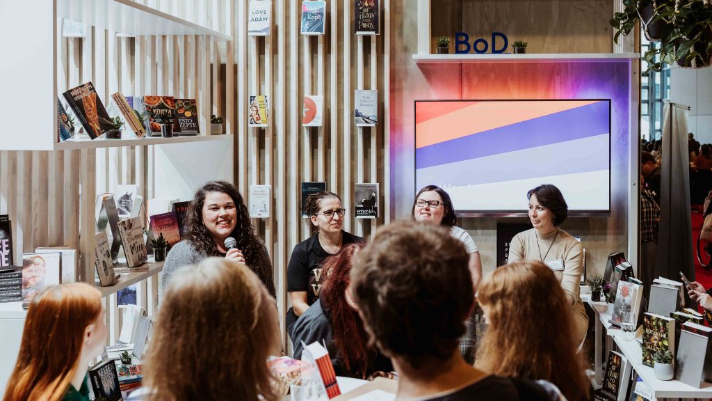 BoD Stand - Sarah Saxx, Emily Bähr und Jasmin Kraft auf der Frankfurter Buchmesse 2022