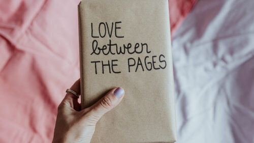 Nimm teil an unserem Schreibwettbewerb »Love Between the Pages«