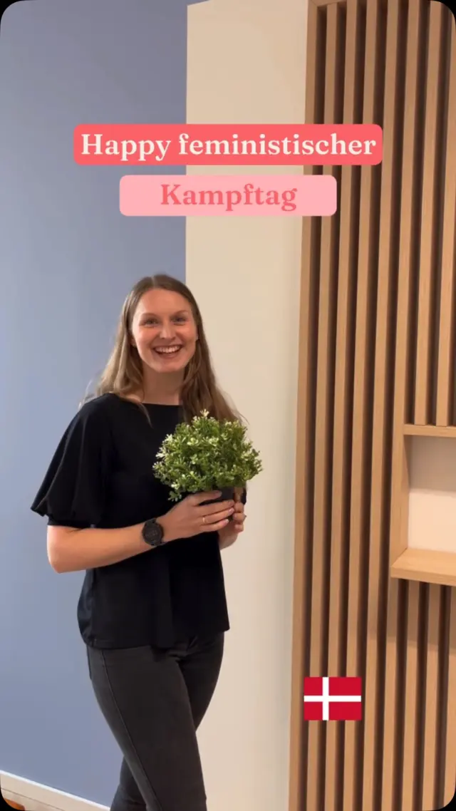 Guuuuten Morgen. 😌🙌🏻 Heute ist nicht nur der 8. März sondern auch der #internationalefrauentag oder der #feministischerkampftag. Uns ist wichtig zu sagen, dass dieser Tag nicht nur für Frauen sondern auch für Inter-, trans*, nicht-binären und agender-Personen von Bedeutung ist. Auch im Jahr 2025 gibt es nämlich immer noch den Gender Pay Gap, ungleiche Repräsentation zum Beispiel in Führungspositionen und sexistische Diskriminierung im Alltag. Die Liste, die man hier fortführen könnte ist lang. Und es gibt überall noch viel zu tun, um am Ende von echter Gleichberechtigung sprechen zu können. ✊🏻♥️ 

Wir & unsere Kolleg*innen aus den internationalen BoD-Teams finden es deshalb umso wichtiger, dass es diesen Tag gibt, denn er steht für die gegenseitige Unterstützung - und wir sollten nie aufhören für uns und andere einzustehen. Umso wichtiger ist es, dass wir die Stimme erheben, wenn Ungerechtigkeiten herrschen, um für Gleichberechtigung zu kämpfen und für die Rechte anderer Menschen einzustehen: Jeden einzelnen Tag. 🧕🏻👩‍🚀👩🏽‍🎓👩🏻‍🏭👩🏿‍🏫 ♥️

 Wenn ihr mögt, teilt in den Kommentaren die Namen von Autor*innen oder Menschen, die euch besonders inspirieren. 👇🏻✨ 

#feminismus #fempowerment #feminism #8m #weltflintatag