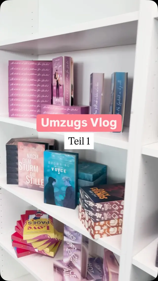 Wir sind umgezogen! Zeit für unseren ersten Vlog im neuen Büro♥️

Ihr habt euch mehr Behind the Scenes gewünscht & deshalb darf unser Umzugstag natürlich nicht fehlen. 🥹✨

Nach über 15 Jahren in Norderstedt sind wir jetzt endlich nach Hamburg gezogen. Und das Besondere: Niemand von uns hat einen festen Schreibtisch, sondern morgens kann man sich ganz frei entscheiden, wo man sitzen mag. Das ist natürlich super aufregend & wir können es deswegen kaum abwarten, euch auch unseren ersten, richtigen Arbeitstag hier zu zeigen 🥰

Gibt’s Dinge, die euch besonders an unseren neuen Räumen interessieren? Schreibt es gerne in die Kommentare! 🫶🏻

#vlog #behindthescenes #verlagsalltag #officelife #bookstagram #booktok