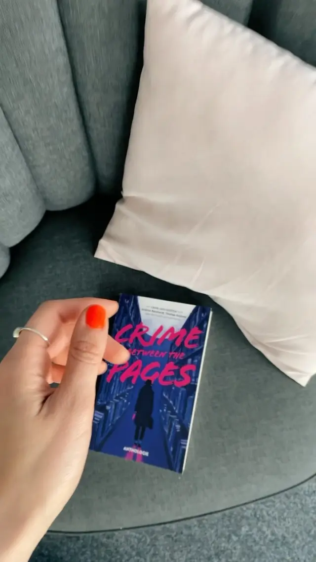 Ähhhhm, Überraschung! 🥵🔥

Einige von euch haben es schon vermutet, denn NATÜRLICH haben wir uns auch für »Crime Between the Pages« eine besondere Messe-Edition für die Leipziger Buchmesse überlegt. 🔪💀
 
👉🏻 Wer ist denn von euch vor Ort & wird eines dieser Exemplare vor Ort ergattern? Und pssst, wir haben uns auch etwas für diejenigen überlegt, die nicht in Leipzig dabei sein können. 🫶🏻
 
📖: Veröffentlichung am 20. März 2025

Autor*innen: Andrea Reinhardt (@andrea.reinhardt_autorin), Sarah Alihodzic (@sarah__alihodzic), Isabell Höntsch (@herztrost1), Daniela Elisabeth Schulze (@danel0711), Lisa Lee (@LisaLeeLeseliebe), Ivy Garrett (@authorivygarrett), Kǎi Mǎ, Clara S. Eckhardt (@cantjimout), Monika Huhn (@monikaautorin), Jan Trouw (@jantrouw.writer), Saskia Bannister (@saskia.bannister), Ron Robert Rosenberg, Rebecca Bauer, Fiona Tahi (@fio_tahi), Marco Trotta, Marlene Liebschenk (@lavendelgeschichten), Lainey Darson (@laineyspages), Thomas Knüwer (@thomas_knuewer) ✨

#crimebetweenthepages #buchcover #thriller #mystery #krimi