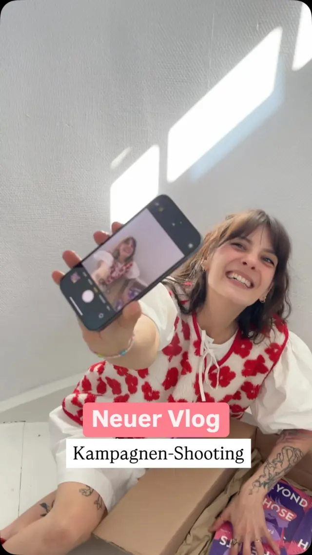 Was machen wir Marketing-Mäuse eigentlich sonst, wenn wir uns nicht mit Neuerscheinungen beschäftigen oder Autor*innen-Tipps geben?

Ein bisschen Quatsch & große Kampagnen planen! 🥰♥️  

📌 Aus diesem Grund nehmen wir euch mal ein bisschen mit hinter die Kulissen & zeigen euch einen Ausschnitt unseres #Kampagnen-Shootings! 
 
Gemeinsam mit unseren Models @thara.engeroff und @verenas.world haben wir in der @bahnhofszeit zusammen mit Yannic und Susann von @kraut_kopf neue Fotos und Videos für unsere Werbematerialien produziert. Das bedeutet, dass wir neues Material shooten, um es im Anschluss auf der Website einzubinden, auf unseren Social-Media-Kanälen zu zeigen, in unseren Broschüren abzudrucken und überall dort einzusetzen, wo ihr uns on- und offline begegnen könnt. 
 
Ihr fragt euch, wie sowas genau abläuft?

👉🏻 Als Erstes haben wir uns verschiedene Locations angesehen und uns am Ende für die @bahnhofszeit entschieden, da sie viele Räume hat, in der wir uns austoben konnten. ✨
👉🏻 Natürlich mussten dann auch Models her & wir waren super happy, als @thara.engeroff und @verenas.world Lust hatten, unsere Ideen mit uns umzusetzen - und Yannic und Susann von @kraut_kopf waren wieder mit an Bord, denn mit ihnen hatten wir bereits 2022 eine ähnliche Kampagne geshootet. ♥️
👉🏻 Unser Ziel war es nämlich die unterschiedlichen Phasen des Autor*innenlebens zu zeigen. Ihr kennt es alle: vom Planen, Schreiben, Gestalten, Veröffentlichen und Vermarkten der eigenen Bücher. 
👉🏻 Hierfür haben wir uns vorher die Szenen überlegt: Notizbücher beschreiben, unterschiedliche Ausstattungen ansehen, Moodboards gestalten, Doomscrolling statt schreiben, Livestreams aufnehmen, ...
👉🏻 Am Ende waren unsere Deko-Kisten vollgepackt: von Stoffschweinchen, bunten Kissen, Diskokugeln bis hin zu bei uns veröffentlichte Bücher aller Länder, um möglichst authentische Szenen darzustellen.
👉🏻 An 2 Tagen haben wir dann tausende Fotos produziert (die Auswahl am Ende war echt eine Qual) und haben jetzt knapp 130 Bilder und 350 Videos, aus denen wir neues Material erstellen können & sind schon ganz aufgeregt, wie sie euch gefallen werden. 🫶🏻✨
 
#behindthescenes #verlagsalltag #buchschreiben