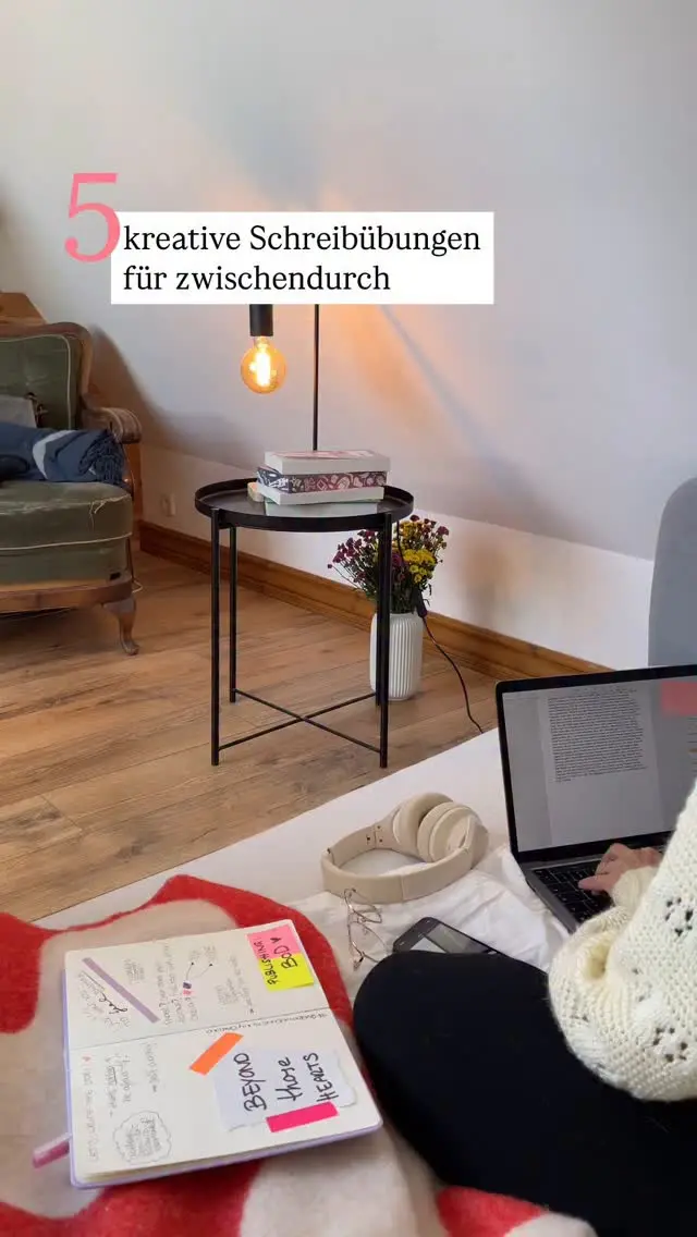📌 5 kreative Schreibübungen für zwischendurch
Ganz ehrlich? Wir kennen es alle: Unser Kopf ist leer, der Alltag zerrt an unserer Kreativität und so richtig kommen wir nicht in den Schreibfluss. Zeit also für ein paar Schreibübungen, die du auch zwischendurch mal ausprobieren kannst 🥰🫶🏻
 
👉🏻 1 | 3 Dinge, 1 Szene
Nimm drei zufällige Begriffe (z. B. Regenschirm, Kaktus, Postkarte) und bau sie in eine kurze Szene ein. Egal ob realistisch oder absurd – deine Fantasie darf machen, was sie will!
 
👉🏻 2 | Perspektivwechsel
Wähle eine bekannte Szene – aus deinem Manuskript oder einem Buch, das du liebst – und schreibe sie aus einer anderen Sichtweise neu. Wie würde sie aus Sicht deines Antagonisten aussehen? Was nimmt vielleicht eine wichtige Nebenfigur wahr? Diese Übung stärkt und vertieft dein Figurenverständnis.
 
👉🏻 3 | Mini-Dialoge
Zwei Figuren treffen sich – doch du gibst ihnen nur zwei verschiedene Sprechweisen (z. B. eine spricht nur in Fragen, die andere in kurzen Einwortsätzen). Das hilft dir, Dialoge klarer zu gestalten und Charaktere sprachlich zu differenzieren.
 
👉🏻 4 | 6-Wort-Geschichte
Die Königsdisziplin des Minimalismus! Erzähle eine komplette Geschichte in nur sechs Wörtern. Beispiel: „Zu verkaufen: Babyschuhe. Nie getragen.“ (Ernest Hemingway zugeschrieben). Eine herausfordernde Aufgabe, aber probier es einfach mal!
 
👉🏻 5 | 10-Minuten-Freewriting
Stell dir den Timer auf 10 Minuten, leg das Handy weg und schreibe – ohne zu stoppen oder zu korrigieren. Alles ist erlaubt. Ziel ist nicht Perfektion, sondern der kreative Flow. Danach kannst du überlegen: Gibt es darin einen Satz, den du weiterverfolgen möchtest?
 
📍 Welche dieser Übungen sagt dir am ehesten zu? Und hast du eigene Methoden, um in den Schreibfluss zu kommen? Schreib uns doch mal gerne deine Gedanken in die Kommentare. ✨