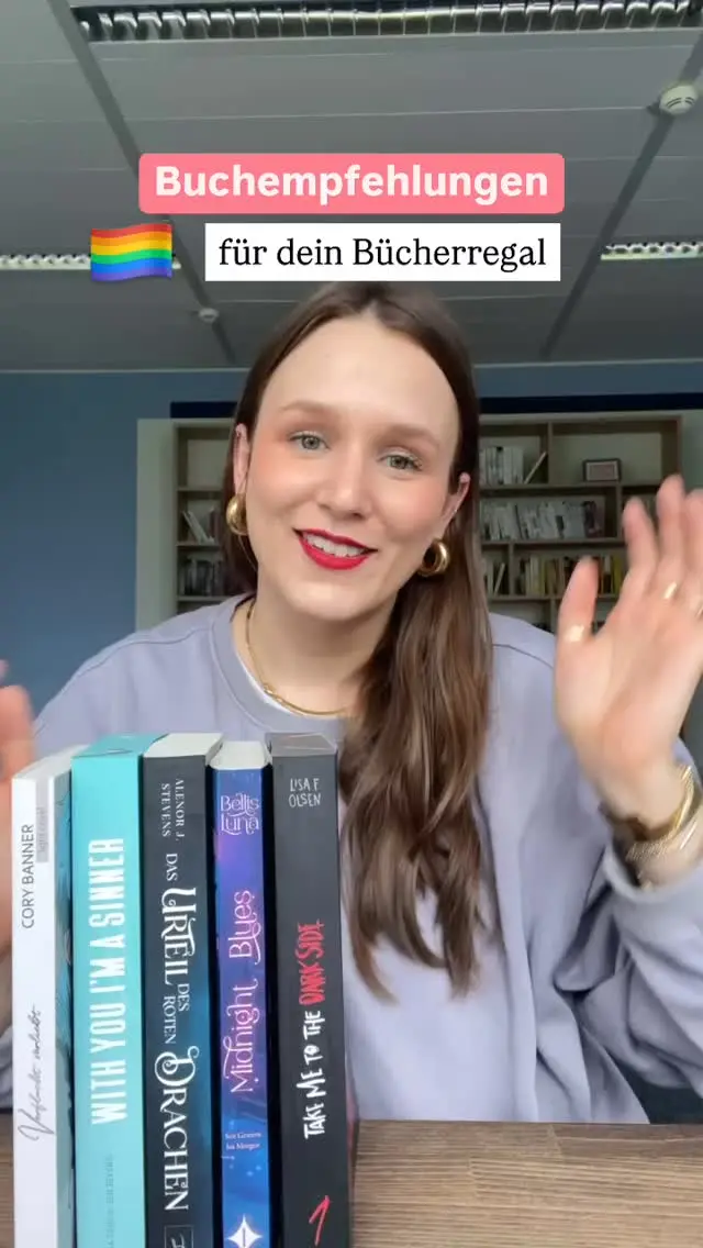 Hallo, ihr Lesemäuse! Nach unserem 🏳️‍🌈-Buchorakel in der letzten Woche, haben wir heute 5 queere Buchempfehlungen für euch - und freuen uns natürlich wie immer, wenn ihr eure Lesetipps ergänzt. 🥰
 
🐉 »Das Urteil des roten Drachen« – @alenorjs 
„Ich habe gelernt, dass Stärke nicht bedeutet, keine Angst zu haben. Sondern weiterzugehen, obwohl sie da ist.“
Shin und Hibiko müssen beweisen, dass sie leben dürfen – und Shin gerät ausgerechnet an den Bogenschützen, der ihn einst stoppen wollte.
🔥 Queere Fantasy auf der Dracheninsel – mit leisen Gefühlen und einer starken Message.
 
🌑 »Take Me To The Dark Side« – @lisaf.olsen 
„Und vielleicht klammere ich mich etwas zu fest an ihn, weil er das Licht in all meiner Dunkelheit ist.“
Zwei Jungen begegnen sich in der Nacht – und müssen sich der Vergangenheit stellen, die zwischen ihnen steht.
💔 Tiefgehend, roh, wunderschön. (Bitte die Triggerwarnungen beachten!)
 
🏒 »With You I’m a Sinner« – @ina_taus_autorin & @j_in_love_with_books 
„Manchmal ist der gefährlichste Gegner der, der dein Herz berührt.“
Jude bekommt eine zweite Chance. Doch sein Neustart bringt ihn ausgerechnet mit Tucker zusammen – dem Jungen, den er nicht vergessen kann und der eine starke Anziehungskraft auf ihn hat.
💥 Highschool, Hockey, Herzklopfen – mit Rivalität, Prickeln und ganz viel Drama.
 
🖤 »Midnight Blues« – @bellis.luna.autor 
„Ich erinnere mich an Dinge, die nie passiert sind. Und trotzdem bist du da – in jedem einzelnen Bild.“
Magie, Erinnerung und Schicksal: Merlin trifft Kit – und nichts ist mehr, wie es war. Eine Geschichte über Wiedergeburt, alte Seelen und neue Gefühle.
🔮 Eine queere Urban Fantasy Geschichte mit mystischem Vibe und emotionaler Tiefe.
 
📚 »Verflucht verliebt« – @cory.banner.autorin 
„Er war ein Sturm – und ich habe mir nichts sehnlicher gewünscht, als darin unterzugehen.“
Gou wollte einfach nur unsichtbar bleiben – bis Shouta auftaucht, dem beliebtesten Mitschüler.
🍓 Spicy, süß, perfekt für Fans von Yaoi Mangas.
 
👉🏻 Welche queeren Bücher stehen gerade auf eurer Leseliste? Schreibt es gerne in die Kommentare 🥰🌈