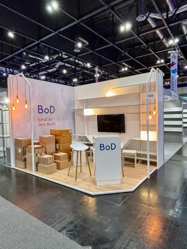 Ohne euch wäre unser Messestand so leer, wie hier am 1. Tag auf der @buchwien ohne Bücher, die noch alle in den Kisten verstaut waren. Umso schöner ist es zu sehen, wenn ihr mit euren Geschichten das Ganze mit Leben füllt. 🥰♥️
 
Wir blicken zurück auf 5 volle Tage in Wien und haben uns über jedes Gespräch, jeden Moment und jedes signierte Exemplar gefreut. Danke, dass ihr die Buchmesse für uns so schön gemacht habt. 🫶🏻
 
BUCHMESSE | BUCH SCHREIBEN | LITERATUR | BUCHMESSE WIEN | BOOKSTAGRAM