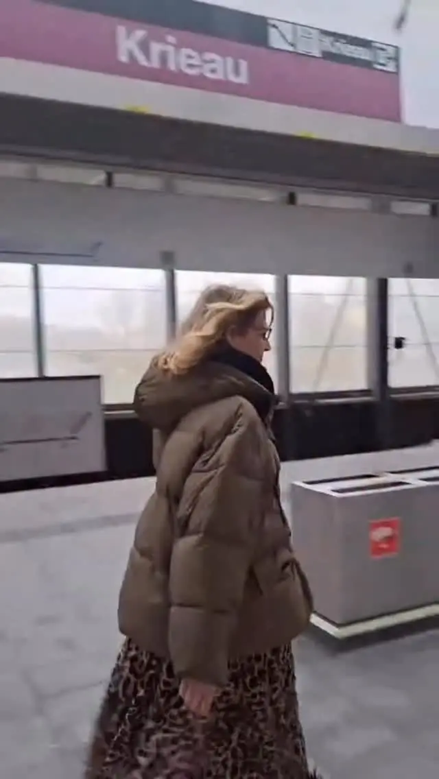 Hiiii, @buchwien! 🥰♥️

📌 Dani und Sabah nehmen euch mit und zeigen euch den Weg zu unserem Messestand. Ihr findet uns an Stand A20 🫶🏻

Bis Sonntag sind wir noch vor Ort und haben viele, unterschiedliche Bücher im Gepäck. Wir freuen uns auf euch ♥️

BUCHMESSE | VLOG | LITERATUR | BUCHMESSE WIEN | BOOKSTAGRAM