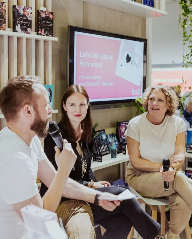 Erinnert ihr euch noch an letzten Monat? Wir, mit euch, in Frankfurt auf der @buchmesse? 🥰 🤗

Wir haben es bisher komplett versäumt, euch nochmal einen kleinen Rückblick aus dem Oktober zu zeigen & nehmen euch jetzt nochmal gedanklich mit zu unseren Gesprächsrunden, Vorträgen und kleinen, spontanen Signieraktionen. 💌

Also wenn ihr uns fragt: WIR KÖNNTEN SCHON WIEDER! 🤭 ❤️ 

BUCHMESSE | THROWBACK | FRANKFURTER BUCHMESSE | GESPRÄCHSRUNDE | BUCH SCHREIBEN | BUCH VERÖFFENTLICHEN