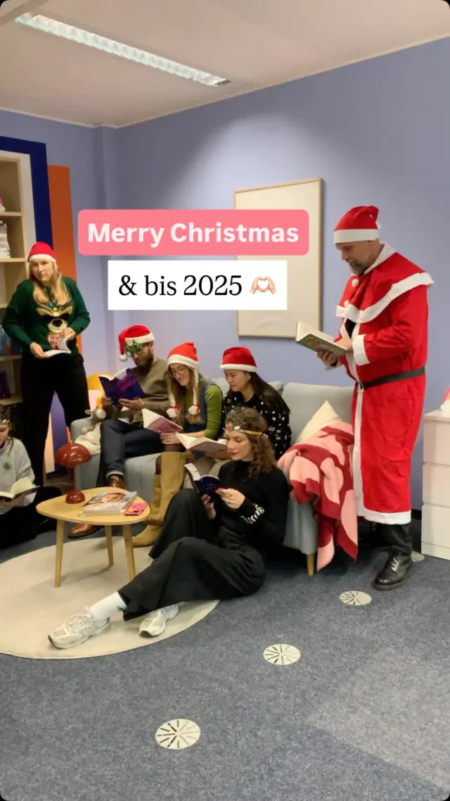 Ist heute wirklich schon der 24. Dezember? 🥹 Okay, bevor ihr alle unter den Weihnachtsbaum verschwindet, möchten wir euch auch in diesem Jahr von Herzen DANKE sagen. 🫶🏻
 
Danke, für jede Buchveröffentlichung, für jeden Kommentar, jeden Like und jede Nachricht, die uns in den vergangenen 12 Monaten erreicht hat. Ohne euch würde es uns nicht geben & es macht so Spaß, gemeinsam mit euch die Buchwelt ein bisschen bunter, schöner und vielfältiger zu machen 🥰♥️
 
Wir freuen uns sehr, wenn ihr uns hier entdeckt und wir eurem Buch bei uns am Ende ein Zuhause geben dürfen. Und wir tun unser bestes, damit 2026 mindestens genau so aufregend und schön für uns alle wird, wie 2025! Auf uns wartet nicht nur die Veröffentlichung unserer Anthologie sondern natürlich überlegen wir uns auch wieder tolle Events und Schreibwettbewerbe für euch. 💌
 
Aber bis dahin: Genießt bitte alle die Weihnachtszeit, ja? Schnappt euch ein Buch, kuschelt euch ein und lasst den Trubel auch mal ein bisschen Trubel sein.🎄
 
Passt auf euch auf und bleibt alle gesund. Wir sehen uns in 2026 wieder! ✌🏻♥️
 
MERRY CHRISTMAS | WEIHNACHTEN | TSCHÜSS 2025