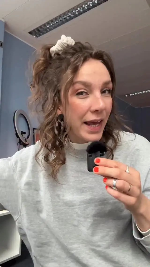 Leute, bald ist Weihnachten! Wer von euch fühlt es schon und wer ist noch komplett überfordert mit den anstehenden Feiertagen? 🎄
 
Ich gebs zu: Ich bin eine Last-Minute-Maus & bin jedes Jahr aufs neue überfordert, welche Kleinigkeit ich meinen Liebsten schenken kann. 🥹

Deswegen hab ich mir überlegt, dass wir uns doch eigentlich mal gegenseitig inspirieren können & die Kommentarspalte hier nutzen können, um gemeinsam ein paar Ideen zu sammeln. 🙂‍↕️🫶🏻
 
Also: Welches Geschenk geht immer? Worüber freut sich jede*r? ✨
 
Schreibt es mal in die Kommentare! ♥️
 
BUCH GESCHENKE | WEIHNACHTSSTRESS | GESCHENKIDEEN | BÜCHER VERSCHENKEN | BOOKSTAGRAM | BOOKTOK