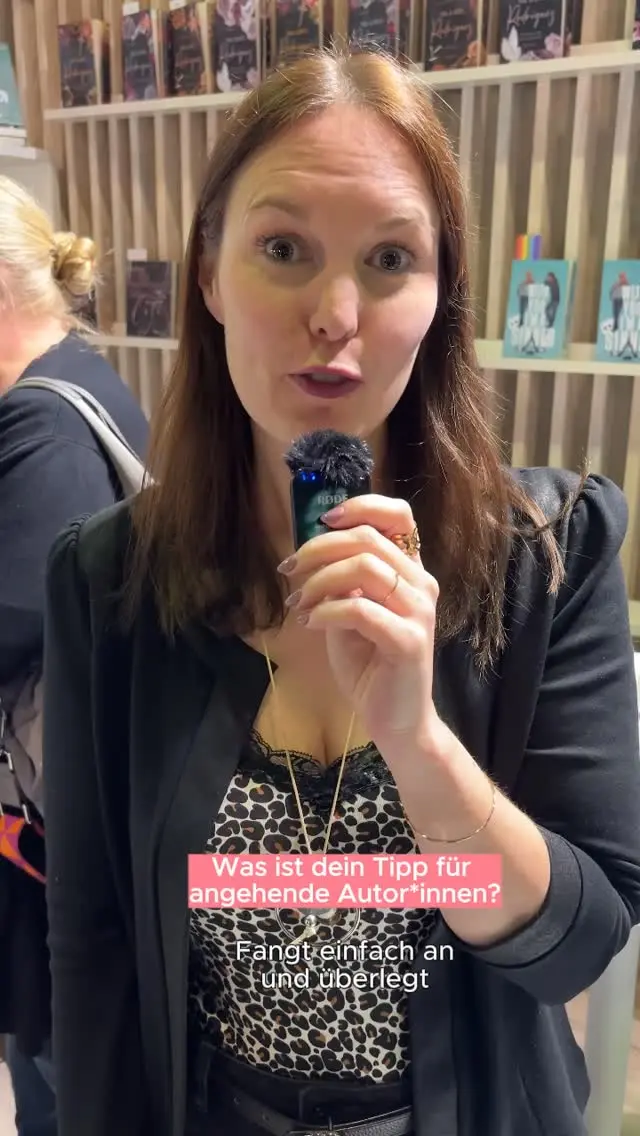 Okay, Hand aufs Herz: Wer von euch hat noch Angst, das eigene Buch zu veröffentlichen? ✋🏻 🥺
@avaavery.autorin hat kurz vor dem Jahreswechsel noch ein paar wichtige Worte an euch. An all diejenigen, die sich bisher nicht getraut haben und sich denken: "Ach, ich kann das doch eh nicht." ❤️

👉🏻 Welcher Tipp hat auch beim Schreiben eures eigenen Buches geholfen? Teilt es gerne in den Kommentaren, denn nur so können wir einander gegenseitig unterstützen. 💌

BUCHVERÖFFENTLICHUNG | BUCH VERÖFFENTLICHEN | SCHREIBTIPP | TIPP AN AUTORINNEN | BUCH SCHREIBEN |