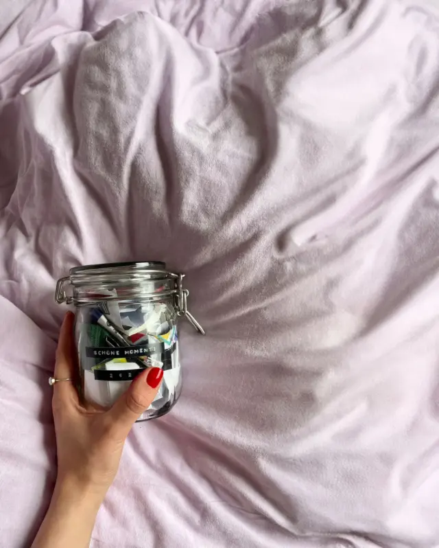 Hiiii, 2026! ✨ 
Seid ihr alle gut in das neue Jahr geschlittert? 😍

Standardmäßig gibt es zum Jahresstart von uns immer einen kleinen Tipp, nämlich: das Schöne-Momente-Glas. ❤️

In das kann man die schönen Erinnerungen und Momente, die einem im Laufe des Jahres so passieren, auf kleine Zetteln schreiben, in einem Einweckglas verschließen und am Ende des Jahres wieder zum Vorschein holen. Vielleicht wäre das auch für euch ein schönes Ritual zum Jahresstart? ✨

Oft vergisst man die glücklichen Momente und dagegen müssen wir unbedingt etwas tun! ❤️

Sammelt dafür die nächsten Wochen und Monate die kleinen Augenblicke eures Lebens, die euch glücklich machen, notiert das Datum und lasst die die Zettel bis zum 31. Dezember 2026 unberührt. Am ersten Tag des neuen Jahres könnt ihr dann das Glas leeren, die Zettel durchlesen und in ein leeres Buch kleben. So konserviert ihr die schönen Momente und könnt euch nach zwölf Monaten an alle Highlights eures persönlichen Jahres erinnern.

Wir wünschen euch ein großartiges Jahr - voller Momente, die unbedingt in ein ganz besonderes Glas gehören. 🥰 

SCHÖNE MOMENTE | ERINNERUNGSGLAS | JAHRESSTART | HALLO NEUES JAHR