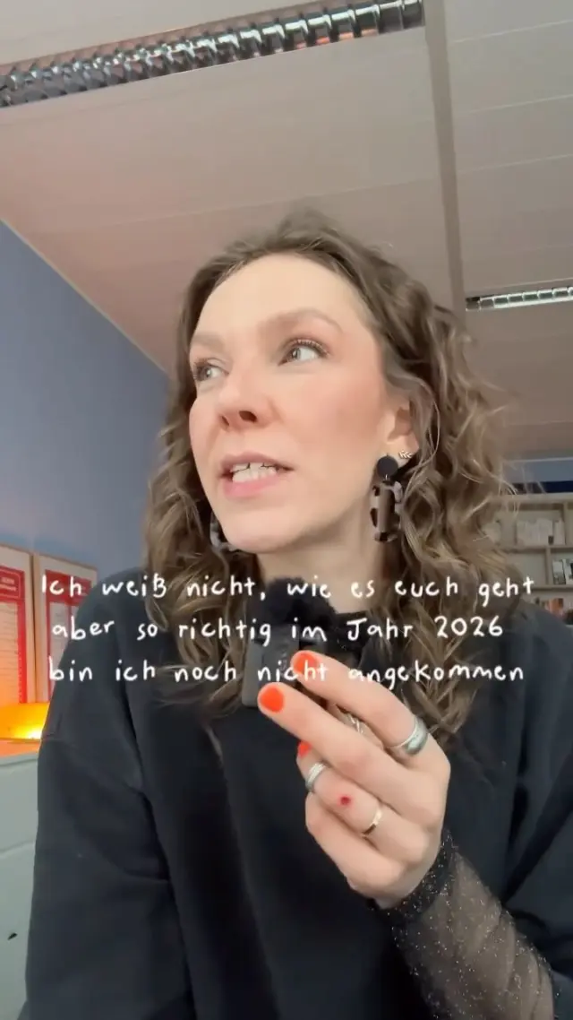 Okay, wer steckt auch irgendwie noch im Jahr 2025 fest? Geht es nur mir (Jessy) so? 🥹

Irgendwie fühle ich mich noch nicht bereit, in das neue Jahr zu starten. Vielleicht liegt es am Wetter, vielleicht liegt es an meiner Serie. 🥲 Es wird also höchste Zeit, sich auf die kommenden Projekte 2026 zu konzentrieren ♥️

Schreibt also doch gerne mal in die Kommentare, was ihr euch so vorgenommen habt oder woran ihr gerade schreibt 🙂‍↕️🫶🏻 Vielleicht können wir meinen Jahreswechsel-Blues damit ein bisschen heilen.

PS: Die Stelle an meinem Finger ist der Reminder dafür, dass Straßen manchmal glatt sein können 🥹

BUCH SCHREIBEN | BUCH VERÖFFENTLICHEN | SCHREIBPROJEKTE | BUCHPROJEKTE