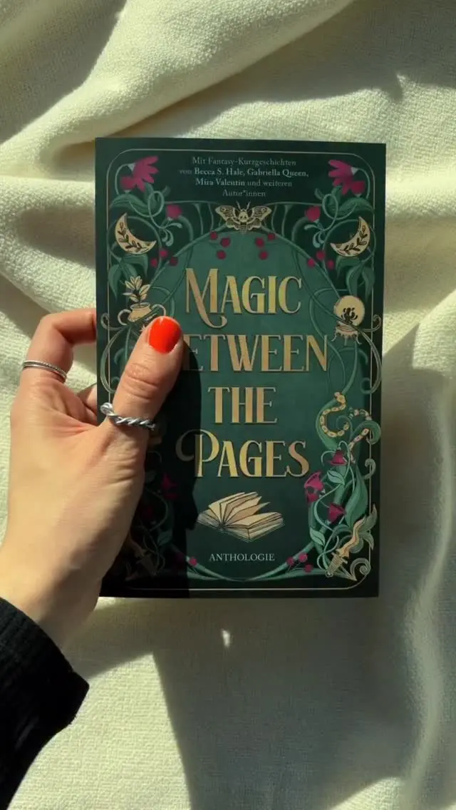EXCUSE US?? 🥵🔥

Ein paar von euch haben es in den Online-Shops schon gesehen, aber wir haben uns für »Magic Between the Pages« etwas besonderes überlegt: Eine limitierte Farbschnitt-Ausgabe, die ihr jetzt bereits vorbestellen oder auf der Messe bestaunen könnt. 🫶🏻
 
Und wie schön ist dieses Buch bitte geworden? Wir können es kaum abwarten, bis ihr es alle in den Händen halten könnt! 😭♥️
 
📖: Veröffentlichung am 18. März 2026
 
💌 Autor*innen: Leia Rose (@leiarose.autorin), Alina Melzl (@alinamelzl_schreibt), Valérie D’Arcy (@droullier.darcy.writes), Tessa Liebig (@tessaliebig), Thorben Galinski (@thorbengalinski.books), Luise Eggers (@das_graue_kaninchen), Catrina Seiler (@catrina.seiler), Anne Willsch (@annewillsch), Anne Neuschwander (@anneneuschwanderautorin), Rhea Winter (@rheawinter.autorin), Julia C. Silber (@juliasilber.autorin), Isabel Aust (@isabelaust), Elena A. Krypthos (@e.a.krypthos), Luzi Morgenstern (@luzi.morgenstern5) & Liv Modes (@livmodesautorin)
 
BUCH SCHREIBEN | FANTASY | BUCH VERÖFFENTLICHEN | FANTASYBOOKS | FANTASTISCHE GESCHICHTEN