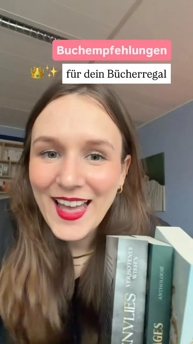 Naaa? Habt ihr alle genügend Bücher-Nachschub von der Buchmesse mit nach Hause genommen? Falls nicht, haben wir NATÜRLICH auch noch ein paar Empfehlungen für euch, die euch zwischen den Buchseiten abtauchen lassen. 🙂‍↕️🫶🏻
 
💌 »Magic Between the Pages« – Anthologie
„Was, wenn Bücher mehr sind als Geschichten?“
18 Fantasy-Erzählungen aus unserer Anthologie, die aus einem Schreibwettbewerb entstanden ist: Geschichten, in denen Worte Portale öffnen, Bücher flüstern und Magie lebendig wird.
✨ Für alle, die sich zwischen den Buchseiten verlieren wollen und daran glauben, dass Bücher selbst Magie sind.
 
🗡️ »Das Totenvlies – Verbotenes Wissen« von @leo.nachtigall.fantasyromane 
„Wie weit würdest du gehen, um einen geliebten Menschen zurückzuholen?“
Eine Fechterin, ein verbotenes Buch und eine Welt voller Monster, Magie und tödlicher Gegner.
🔥 Düster, brutal, voller Spannung und mit dunklen Fabelwesen.
 
👑 »Crownless Queen« von @sarahkosewrites 
„Sie ist seine Feindin. Und vielleicht sein Untergang.“
Eine wiedergeborene Königin, ein geheimer Krieg und Gefühle, die alles gefährden.
💔 Romantasy trifft High Fantasy: mit Intrigen, Magie und einem Lovers-to-Enemies-Twist.
 
FANTASYBÜCHER | MAGIC BOOKS | FANTASTISCHE BÜCHER | BUCHEMPFEHLUNGEN | ROMANTASY |