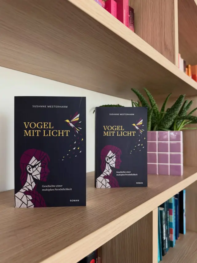 Auf der @leipzigerbuchmesse waren wir auch Teil der Verleihung des @selfpublishing_buchpreis ♥️
Umso mehr freut es uns natürlich, dass eine unserer Autor*innen im Bereich Belletristik mit ihrem Roman gewonnen hat:
 
Susanne Mesterharm konnte die Jury mit ihrem Debütroman »Vogel mit Licht - Geschichte einer multiplen Persönlichkeit« überzeugen: Ein Roman, bei dem Susanne ihre Erfahrungen als Psychotherapeutin mit schwerst traumatisierten Menschen teilt. 🫶🏻
 
Herzlichen Glückwunsch, Susanne! Wir freuen uns sehr, dass so ein wichtiger und berührender Roman über Identität, Trauma und dem inneren Chaos zur Selbstfindung einen Platz gefunden hat und sogar ausgezeichnet wurde. 🥺✨

Für all diejenigen, die mehr über das Buch erfahren möchten, haben wir natürlich auch nochmal den Klappentext mitgebracht: »Berit wacht eines Morgens auf – und vier Monate ihres Lebens sind spurlos verschwunden. Fremde Möbel. Unbekannte Kleidung. Stimmen im Kopf. Was wie ein Albtraum klingt, ist ihre Realität. Langsam fügt sich das Bild: In ihrem Körper leben viele. Jeder Teil trägt Erinnerungen, Schmerz, Überlebensstrategien – und gemeinsam erzählen sie Berits wahre Geschichte. Zwischen innerem Chaos und äußeren Herausforderungen kämpft sie um Selbstbestimmung. Und um Liebe – zu sich selbst, und zu Martha. „Vogel mit Licht“ ist ein eindrucksvoller Roman über Identität, Trauma und Heilung. Mit literarischer Tiefe und psychologischem Feingefühl eröffnet er Einblicke in eine zersplitterte Seele, die sich neu zusammensetzt. Eine Geschichte über das Unsichtbare in uns – und die Kraft, daraus etwas Ganzes zu machen. Kann Berit all ihre Anteile vereinen – und ein eigenes Leben beginnen?«
 
BUCH VERÖFFENTLICHEN | BUCH SCHREIBEN | SELFPUBLISHING BUCHPREIS | ENTWICKLUNGSROMAN