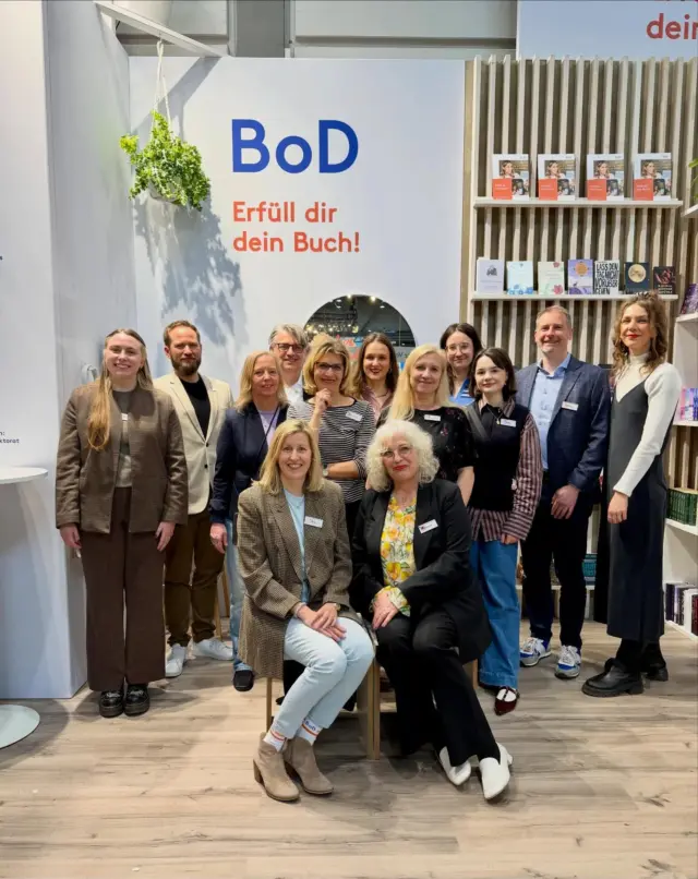 Die @leipzigerbuchmesse ist schon ein paar Tage her, aber für uns fühlt es sich irgendwie immer noch ein bisschen so an, als würden wir zwischen all den Büchern und dem Trubel auf dem Messestand stehen 🥹♥️

Wir wollten noch einmal ein ganz großes DANKESCHÖN da lassen, denn wir sind wirklich sprachlos: Ihr habt die 4 Tage zu etwas ganz Besonderem gemacht & unser Gepäck an neuen, schönen Momenten war voll, als wir nach Hause gefahren sind 🥺🫶🏻

Danke, für jedes Gespräch, jedes verkaufte Buch und jeden noch so kleinen Moment! Ihr seid toll! ✨

Und auch, wenn wir alle noch ein bisschen zerknautscht sind, freuen wir uns bereits auf alles, was in den kommenden Wochen und Monaten so passiert & wir nehmen euch auch da natürlich wieder virtuell mit ♥️

BEHIND THE SCENES | BUCHMESSE RECAP | MÜDE ABER GLÜCKLICH