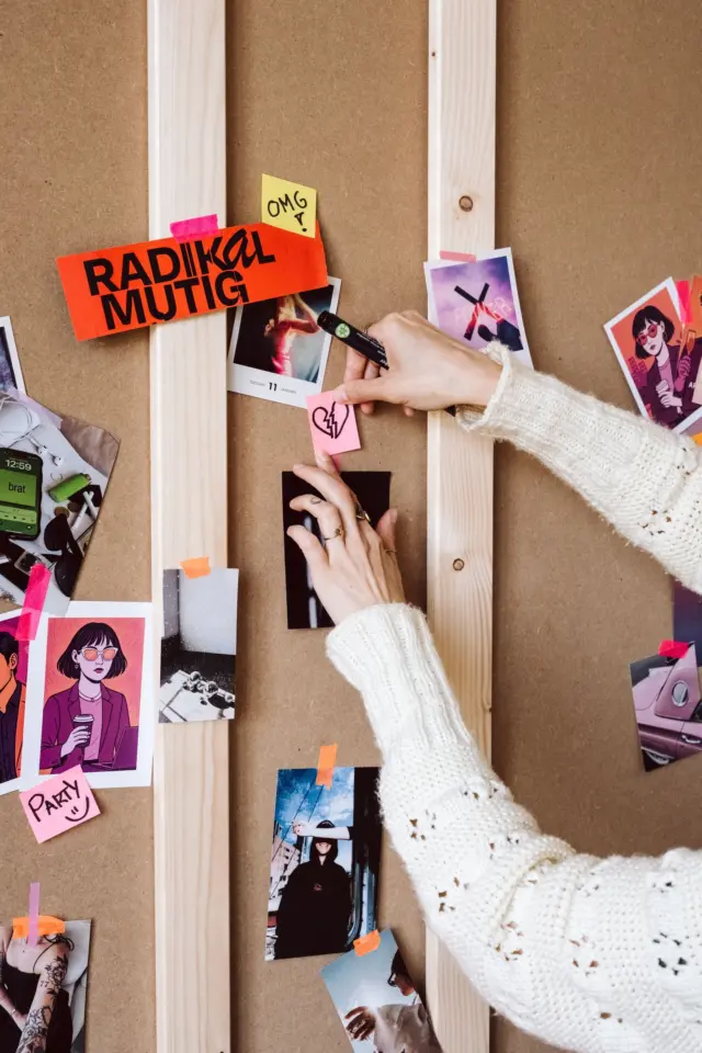 Wer von euch nutzt denn Mood- oder Pinterest-Boards zur Visualisierung der eigenen Geschichte? ✋🏻 ✨ 

Wir lieben es ja, kleine Moodboards zu erstellen, aber bei uns im Marketing-Team sind auch alle Excel-Tabellen bunt. Nur so können wir irgendwie richtig arbeiten. 🤭 😂 

Erzählt doch mal ein bisschen in den Kommentaren, wie ihr eure Geschichten organisiert und visualisiert. Wir sind nämlich ganz gespannt und würden uns gerne dazu mit euch austauschen. ❤️ 

BUCH SCHREIBEN | PLOT PLANEN | GESCHICHTE PLOTTEN | CHARAKTERILLUSTRATIONEN | BUCH VERÖFFENTLICHEN