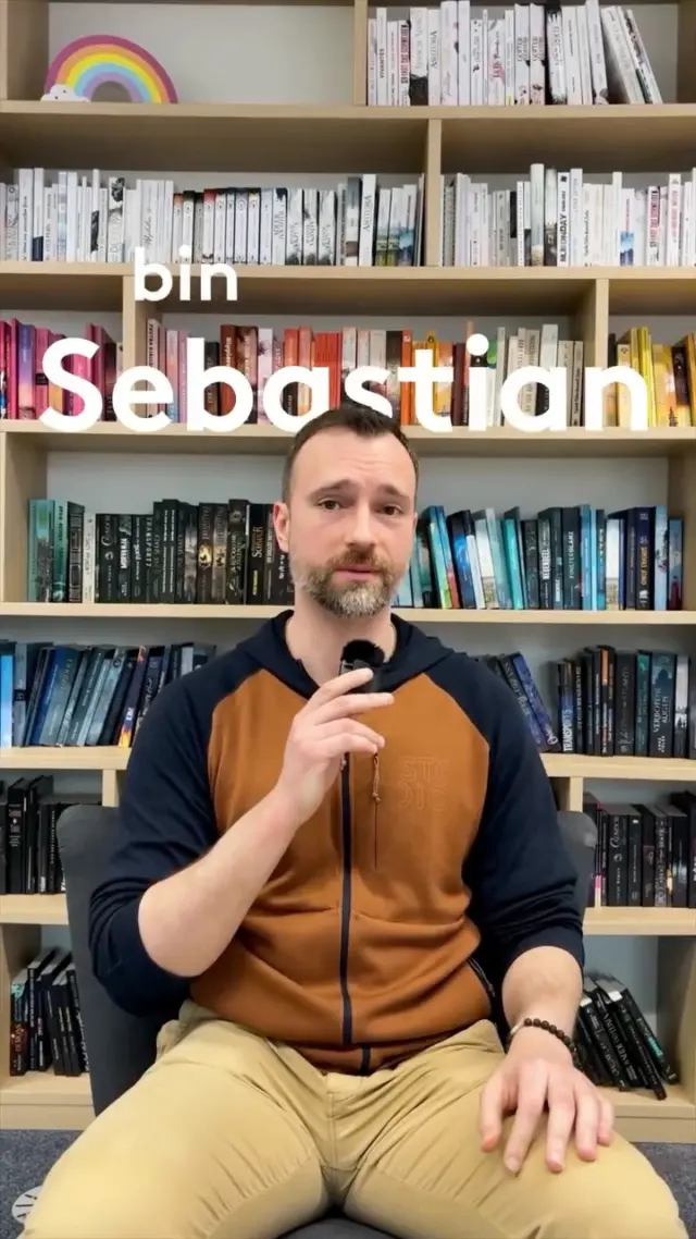 Wer steckt eigentlich hinter BoD? Das sind ganz viele Kolleg*innen „hinter den Kulissen“, die hier auf Social Media nicht so präsent sind, die aber auch dafür sorgen, dass am Ende aus eurem Traum ein Buch zu schreiben, Wirklichkeit wird. 🥰 ✨

Heute stellen wir euch Sebastian aus unserem Kund*innen-Service-Team vor, der auch jeden Tag mit unseren Autor*innen in Kontakt ist. ♥️

👉🏻 Gibt es etwas, das Autor*innen oft nicht wissen, das aber ihren Veröffentlichungs-Prozess viel einfacher machen würde? 
👉🏻 Warum ist es so praktisch, das Kontaktformular direkt aus dem persönlichen Kundenkonto zu nutzen? 
👉🏻 Welche technischen Themen begegnen dir im Kundenservice am häufigsten?
👉🏻 Mails beantworten oder Telefonate führen?
💌 Habt ihr Fragen an Sebastian? Oder vielleicht schon mal mit ihm gesprochen? Dann schreibt uns doch gerne in die Kommentare. 🫶🏻

BEHIND THE SCENES | OFFICE LIFE | KUNDENSERVICE | BoD TEAM