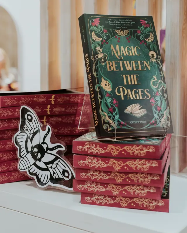 Wer von euch hat eigentlich schon unsere Anthologie »Magic Between the Pages« gelesen? Oder wer hat es noch vor? 🥰 

Auf der Buchmesse war es total schön, sich mit den Autor*innen über die Geschichten auszutauschen & wir hoffen sehr, dass noch ganz viele die Welten zwischen den Seiten entdecken. 💌 

»Worte sind mehr als nur Zeichen auf Papier. Viel mehr als das: Sie können Portale öffnen, Schicksale verändern und Magie freisetzen. Wenn man nur ganz fest daran glaubt ... ✨

Diese Anthologie versammelt 18 fantastische Geschichten über den Zauber der Worte, über Welten hinter den Seiten und über Figuren, die entdecken, dass manche Bücher lebendiger sind, als sie dachten. Jede Erzählung stammt aus einer anderen Feder, doch sie alle vereint eines: die Magie der Bücher. Begleite die Protagonist*innen an Orte, an denen Magie in den Wänden surrt, in verstaubte Buchhandlungen, deren Bücher Geheimisse flüstern, und in einen Zauberbuchladen, in dem selbst Satzzeichen deinen Verstand austricksen. Bist du bereit für Abenteuer mit magischen Wesen und zu erleben, wie aus geschriebenen Worten Wirklichkeit wird?«

Alle Erlöse von »Magic Between the Pages« fließen in die wichtige Arbeit von Stiftung Lesen, einer Organisation zur Leseförderung. ♥️

💌 Autor*innen: Becca S. Hale (@beccaschreibt), Mira Valentin (@miravalentin), Gabriella Queen (@gabriella.queen.autor), Leia Rose (@leiarose.autorin), Alina Melzl (@alinamelzl_schreibt), Valérie D’Arcy (@droullier.darcy.writes), Tessa Liebig (@tessaliebig), Thorben Galinski (@thorbengalinski.books), Luise Eggers (@das_graue_kaninchen), Catrina Seiler (@catrina.seiler), Anne Willsch (@annewillsch), Anne Neuschwander (@anneneuschwanderautorin), Rhea Winter (@rheawinter.autorin), Julia C. Silber (@juliasilber.autorin), Isabel Aust (@isabelaust), Elena A. Krypthos (@e.a.krypthos), Luzi Morgenstern (@luzi.morgenstern5) & Liv Modes (@livmodesautorin)

BUCH SCHREIBEN | FANTASY | BUCH VERÖFFENTLICHEN | FANTASYBOOKS | FANTASTISCHE GESCHICHTEN