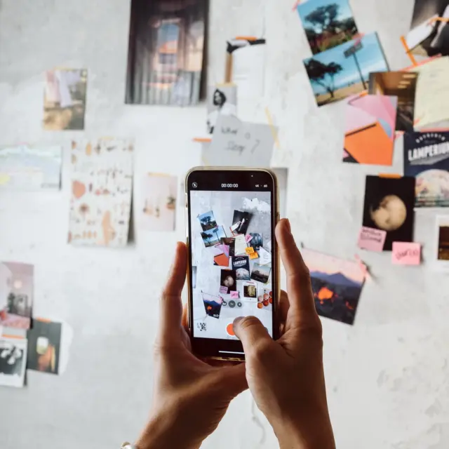 Wer von euch nutzt @reddit? ✋🏻 ☺️
 
Im letzten Post haben wir euch gefragt, bei wem welche Marketing-Strategie bisher gut funktioniert hat & festgestellt, dass das bei vielen scheinbar noch ausbaufähig ist.
 
 Vielleicht einmal vorab, was Reddit überhaupt ist:
 
📌 Reddit ist eine große Diskussionsplattform, ähnlich wie ein Forum, die aus super vielen Unterforen besteht, sogenannte „Subreddits“. Nutzer*innen können sich zu eigentlich allen Themen austauschen und dort Links, Videos & Bilder sowie Texte teilen und die Community entscheidet anhand von Bewertungen, was sie als spannend und interessant oder eher langweilig und uninteressant empfindet.
 
 Falls ihr euch jetzt fragt, was das alles mit dem Thema Marketing zu tun hab:
 
👉🏻 1 | Vernetzung und Austausch: Die Plattform ist super, um sich mit anderen Autor*innen auszutauschen, sei es über den Schreibprozess an sich, Schreibblockaden oder Themen in der Verlagswelt.
 
 👉🏻 2 | Zielgruppenanalyse: Reddit ist der perfekte Ort, um mehr über die Lese-Eigenschaften von Leser*innen zu erfahren und warum ihnen manche Themen und Charakereigenschaften so wichtig sind.
 
👉🏻 3 | Genre-Trends & Marktbeobachtung: Was sind die neusten Trends bei Buchausstattungen, Tropes oder welche Themeninhalte erreichen eine große Leser*innenschaft? Auf Reddit kann man hier ziemlich gut herausfinden, was den Buchmarkt gerade bewegt und welche Inhalte die Leser*innen auf ihrer Leseliste haben.
 
 👉🏻 4 | Feedback zum eigenen Text: Feedback von Leser*innen ersetzt zwar kein professionelles Lektorat, aber auf Reddit hat man die Möglichkeit eigene Text-Auszüge zu veröffentlichen und sich dazu Feedback einzuholen.
 
 💌 Kennt ihr die Plattform schon? Seid ihr dort aktiv? Oder habt ihr heute davon zum ersten Mal gehört? Schreibt es uns doch gerne mal in die Kommentare.
 
 REDDIT | BUCHVERMARKTUNG | PLATTFORM | AUTORINNEN VERMARKTUNG |