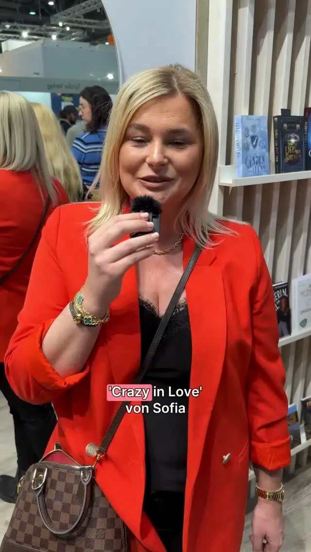 📌 Und wenn dein Buch ein Song wäre, welcher wäre es? 🤗 ❤️

@j.g_rose, @quinn.menger und @sarahkosewrites haben uns diese Frage auf der letzten Buchmesse beantwortet.

BUCH SCHREIBEN | BUCH VERÖFFENTLICHEN | BUCHMESSE | AUTOR_INNEN