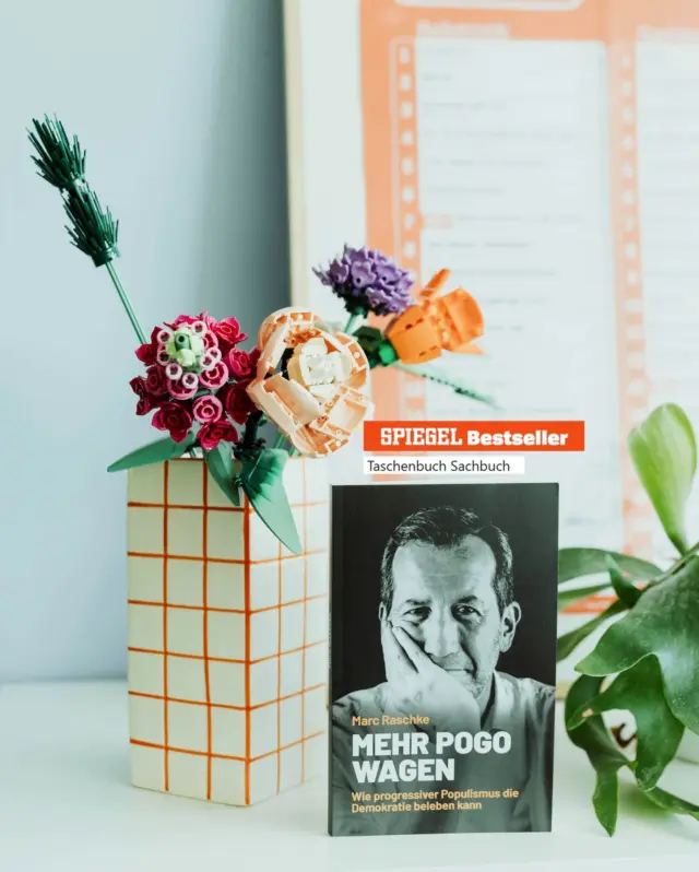 HERZLICHEN GLÜCKWUNSCH ZUM SPIEGEL-BESTSELLER, @marc_raschke! ❤️ ❤️ 

Wir freuen uns sehr, dass Marcs neues Buch »Mehr Pogo wagen - Wie progressiver Populismus die Demokratie beleben kann« auf dem 9. Platz der SPIEGEL-Bestsellerliste im Bereich Sachbuch gelandet ist. 🤩

Und das Zitat "Ich habe so Schiss davor, dass dieses Land nach rechts wegkippt. Ich will dieses Land nicht rechtsradikalen und rechtsextremen Spinnern überlassen, die hier einmal völkisch umgraben. Deshalb mein Buch & deshalb der Ansatz des „progressiven Populismus“, den ich darin beschreibe." von ihm können wir nur unterschreiben. 🤲🏻

Gerade in der heutigen Zeit ist es so wichtig, laut zu werden und Rechtsextremismus die Stirn zu bieten.

»Die Rechten in Deutschland haben längst verstanden, wie Politik heute funktioniert: nicht über sachliche Inhalte, sondern Emotionen. Mit Provokation, Körperlichkeit und dem Mut, die Regeln des Anstands auch mal zu brechen. Während die AfD so die Schlagzeilen dominiert, duckt sich Mitte-Links weg und diskutiert noch immer über vermeintlich bessere Argumente. Das Problem: Im Kampf um Aufmerksamkeit kommt es auf Vernunft längst nicht mehr an.
Spiegel-Nr.1-Bestseller-Autor Marc Raschke präsentiert einen Ausweg: Progressiver Populismus mit Emotionen statt Excel-Tabellen, Körper statt Kompromisse, Pogo statt Podiumsdiskussionen. Denn Demokratie ist wie ein Moshpit: leidenschaftlich, chaotisch, manchmal schmerzhaft, aber voller Solidarität.

Von Black Lives Matter und Letzte Generation über Gavin Newsoms Trump-Parodie in Kalifornien und Zoran Mamdanis Straßen-Pogo in New York bis zu den künstlerischen Provokationen von Christoph Schlingensief und dem Zentrum für politische Schönheit: Dieses Buch zeigt, wer die Medien beherrscht, beherrscht die Realität. Kreativ, provokativ, innovativ. Es ist höchste Zeit, diese Möglichkeit zu nutzen und die Bühne zu stürmen. Zeit, mehr Pogo zu wagen!«

SACHBUCH | BUCH VERÖFFENTLICHEN | BÜCHER GEGEN RECHTS | POLITISCHE BÜCHER