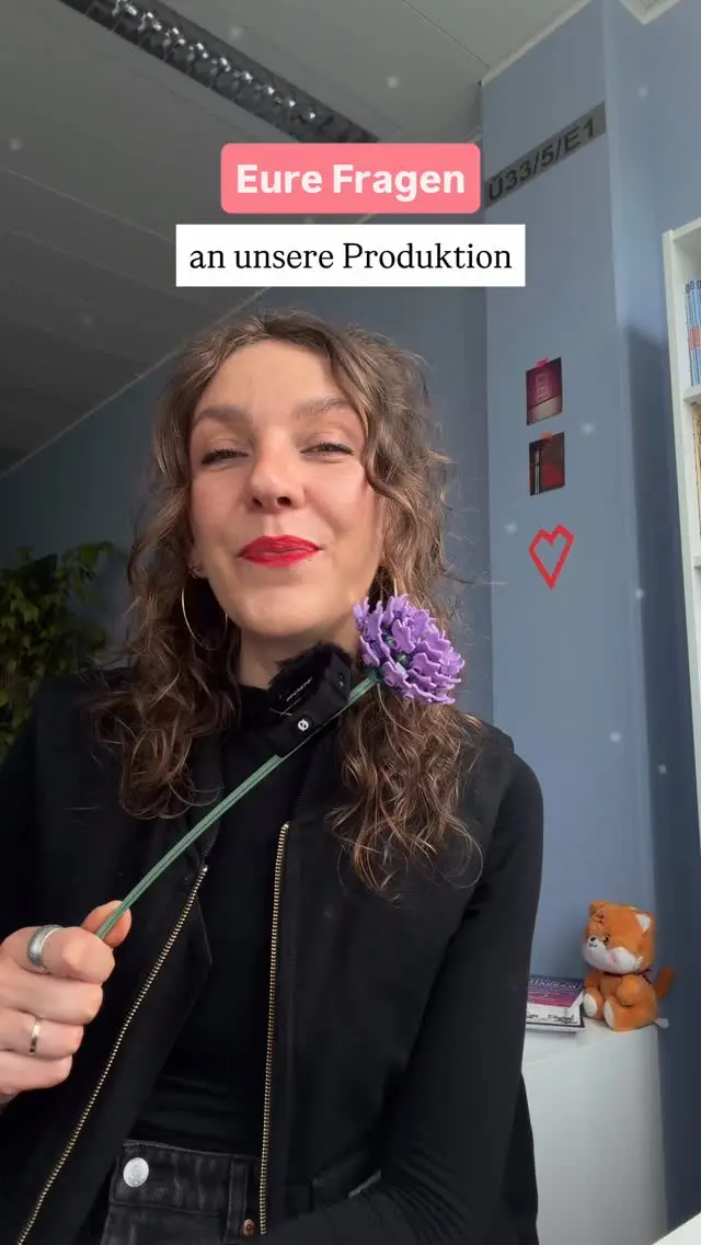 Wir sind in der kommenden Woche in Bad Hersfeld, in unserem Druck- und Logistikzentrum unterwegs & wollen euch natürlich auch wieder mit hinter die Kulissen nehmen. ♥️
 
👉🏻 Gibt es Fragen zur Produktion, die euch interessieren? Dann schreibt sie doch gerne mal in die Kommentare 💌
 
Wir freuen uns auf den Austausch mit euch! Und ähm, habt ihr Vorschläge für noch bessere Mikrofon-Ständer? 🙂‍↕️
 
 
BUCHPRODUKTION | BEHIND THE SCENES | BUCH SCHREIBEN | BUCH VERÖFFENTLICHEN