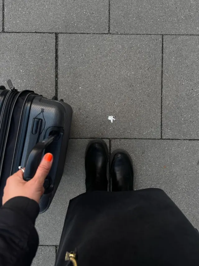 Wenn die Technik streikt, dann müssen wir eben ein bisschen kreativ werden & zeigen euch jetzt ein paar behind the scenes Snippets als Carousel statt unserem geplanten Vlog. Im Norden würde man jetzt sagen: „Nützt ja nichts!“ 🙂‍↕️
 
Wir waren 2 Tage in Bad Hersfeld, in unserem Druck- und Logistikzentrum unterwegs & haben mit ein paar Autor*innen ein Blick hinter die Kulissen geworfen. Es gab eine Führung durch unsere Hallen, einen Vortrag von Philipp (@planinja) zum Thema Sichtbarkeit von Autor*innen im KI-Zeitalter und von Julia (@julia.felicitas.allmann) zum Thema Schreiborganisation & ganz viel Austausch untereinander. 🫶🏻
 
Danke auch an @allie.kinsley, @brianfrancisfrank, @carriea.cullen, @davidreimerautor, @der.buchhaendler, @Danagraham_autorin, @emelydelphy, @jakobnebl, @janifrieseautorin, @JZipperling, @miravalentin, @phillippapenn, @sophie_edina, @Train.and.pain, @sarahkosewrites, @writeinpieces für diese tolle Zeit mit euch. Wir hoffen, es hat euch auch allen so gut gefallen. Es war richtig, richtig schön & wird definitiv nicht unser letztes Event in HEF gewesen sein. 🥺♥️
 
BUCH PRODUKTION | AUTORINNENEVENT | BUCH SCHREIBEN | BUCHMARKETING | PRODUKTION
