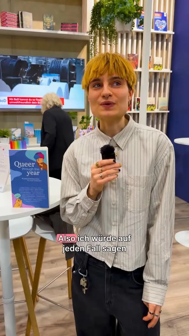 @quinn.menger hat auf diese Frage gleich zwei Autorinnen genannt, die Quinns Inspirationsquelle beim Schreiben waren. ❤️ 

👉🏻Wer fällt euch ein, wenn ihr an inspirierende Autor*innen denkt? Schreibt es doch gerne mal in die Kommentare und lasst ein bisschen Liebe für andere Schreibende da. 

BUCH SCHREIBEN | BUCH INSPIRATION | SCHREIBINSPIRATION | SCHREIBTIPPS