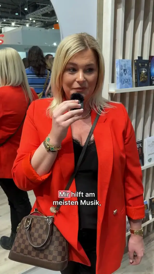 Hilft dir Musik beim Schreiben? Oder doch eher Stille? 

Auf der Leipziger Buchmesse interviewen wir immer ein paar unserer Autor*innen und stellen ihnen Fragen rund um ihre Schreibprojekte.  Und auch wenn die LBM schon ein bisschen her ist, möchten wir euch die Antworten alle natürlich trotzdem noch zeigen. 🥰 

Hier erzählen uns @j.g_rose, @_zwischenwelttaenzerin, @yara.elison und @jakobnebl ihre Tipps beim Schreiben von Büchern. ❤️

BUCH SCHREIBEN | BUCH VERÖFFENTLICHEN | BUCHTIPPS | SCHREIBTIPPS