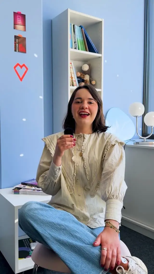 Wer steckt eigentlich hinter unserem Marketing-Team? Im Hintergrund gibt es ganz viele Menschen im Unternehmen, die dafür sorgen, dass eure Bücher das Licht der Welt erblicken und für den Buchmarkt sichtbar werden 🥰 ✨

In diesem Video lernt ihr Lena kennen. ♥️

👉🏻 Wie sieht ein typischer Tag im Marketing bei BoD für dich aus?
👉🏻 Was sind aktuell Trends oder Entwicklungen der Branche?
👉🏻 Woran erkennst du, dass ein*e Autor*in oder ein Buch besonders viel Potenzial hat?
👉🏻 Lieber Film-Adaption oder Original-Buch lesen

💌 Habt ihr Fragen an Lena? Dann schreibt uns doch gerne in die Kommentare. 🫶🏻

BEHIND THE SCENES | OFFICE LIFE | MARKETING | BoD TEAM