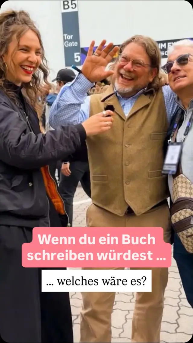 Wenn du ein Buch schreiben würdest, ... welches wäre das? 

Wir haben das erste Mal eine Art Street-Interview geführt, auf der OMR - einer Online-Marketing-Messe hier bei uns in Hamburg & ein paar Besucher*innen gefragt, über was sie selbst gerne einmal ein Buch schreiben wollen würden✌🏻

Es endete ein bisschen mit einem kleinen Rant über das Thema Bücher schreiben mit KI und warum ich ab Minute 2:15 große Augen bekomme, verraten wir euch im kommenden Monat ... pssst. 🤭 💖 

👉🏻 Aber jetzt seid ihr dran: Was für ein Thema hätte euer Buch? Schreibt es uns gerne mal in die Kommentare und erzählt uns auch gerne mal, ob ihr solche spontanen Interviews mögt.

BUCH SCHREIBEN | BUCH VERÖFFENTLICHEN | BUCHIDEEN