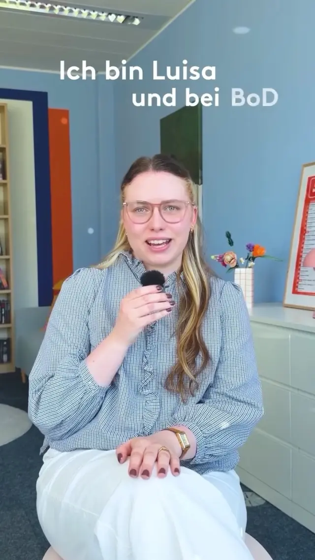 Unser Marketing-Team ist grooooß, deswegen fehlen noch ein paar Kolleg*innen, die sich hier ganz mutig vor die Kamera gesetzt haben, um von ihrem Arbeitsbereich zu erzählen. 🥰 ✨

In diesem Video lernt ihr Luisa kennen. ♥️

👉🏻 Wie sieht ein typischer Tag im Marketing bei BoD für dich aus?
👉🏻 Wie planst du unsere Buch- und Autor*innen-Events?
👉🏻 Was liebst du besonders an der Buchwelt?
👉🏻 Lieber Digital-Events oder persönlichen Austausch?

💌 Habt ihr Fragen an Luisa? Dann schreibt uns doch gerne in die Kommentare. 🫶🏻

BEHIND THE SCENES | OFFICE LIFE | MARKETING | BoD TEAM
