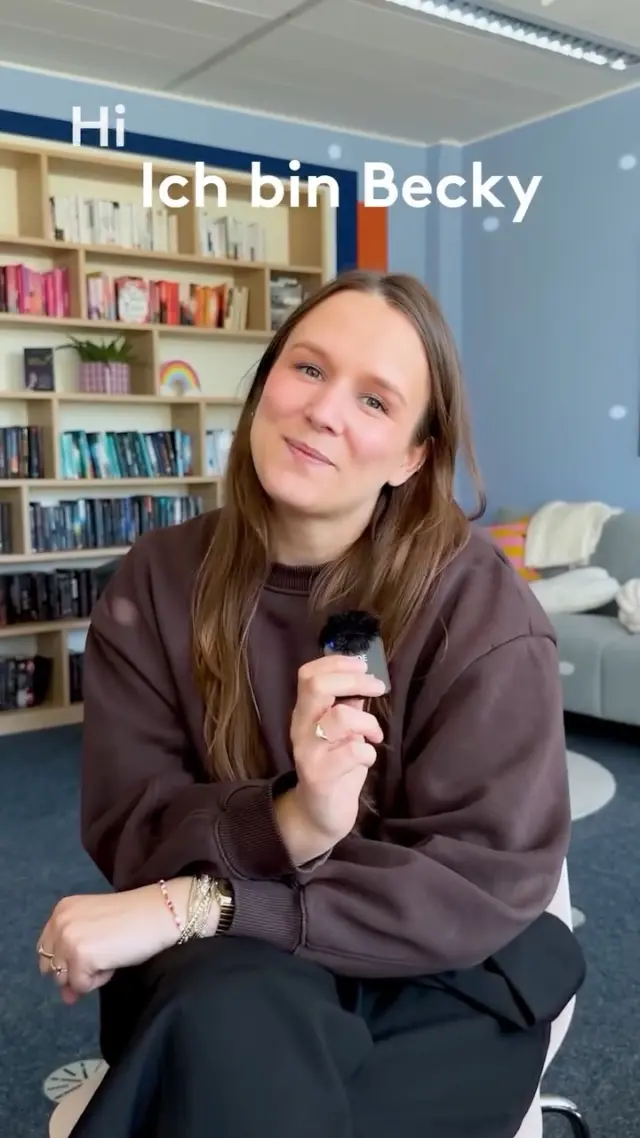 Viele von euch kennen sie mindestens von unseren Buchvorstellungen oder den Buchmessen: Becky ist natürlich auch ein wichtiges Mitglied unseres Marketing-Teams und darf deshalb in unserer Vorstellungsrunde nicht fehlen! 🙂‍↕️💖 

In diesem Video lernt ihr Becky kennen. ♥️

👉🏻 Wie sieht ein typischer Tag im Marketing bei BoD für dich aus?
👉🏻 Du arbeitest mit Top-Autor*innen zusammen, was macht ein Buch oder eine*n Autor*in besonders erfolgreich?
👉🏻 Was sind typische Maßnahmen, mit denen wir die Bücher unserer Autor*innen sichtbar(er) machen?
👉🏻 Klappentext oder Buchcover?

💌 Habt ihr Fragen an Becky? Dann schreibt uns doch gerne in die Kommentare. 🫶🏻

BEHIND THE SCENES | OFFICE LIFE | MARKETING | BoD TEAM