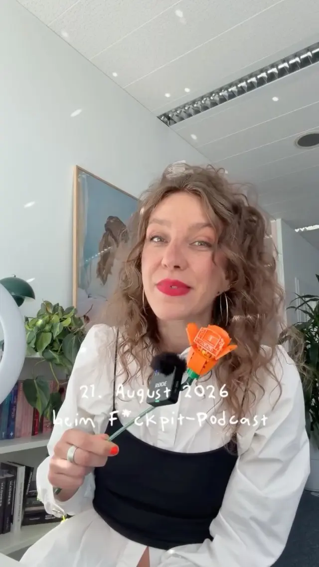 Uns gibt es bald wieder auf die Ohren und zwar am 21. August 2026 beim »F*ckpit - Der Dark Romance Podcast« von @mgc_darkromance. 🎙️💌 

Bis dahin sammeln wir noch Fragen von euch, die wir natürlich gerne in die Sendung einbauen. 

👉🏻 Also haut gerne mal raus: Was wolltet ihr schon immer von uns wissen? Was interessiert euch zum Thema Buchveröffentlichungen? Gibt es Marketing-Themen, die spannend für euch sind und zu denen ihr mehr Infos braucht? Schreibt es gerne in die Kommentare. 🙂‍↕️🫶🏻

BUCH SCHREIBEN | BUCH PODCAST | BUCHVERÖFFENTLICHUNG | BUCHMARKETING | PODCASTAUFNAHME