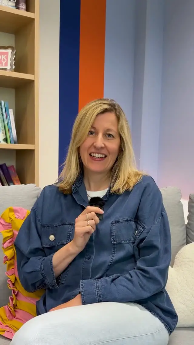 Nachdem wir jetzt schon Lena, Annika, Luisa und Becky aus dem Marketing-Team vorgestellt haben, darf natürlich unsere Teamleitung nicht fehlen. 🥰 ✨

In diesem Video lernt ihr deshalb Iris kennen. ♥️

👉🏻 Wer bist du und wie sieht ein typischer Arbeitsalltag bei BoD aus?
👉🏻 Wie arbeiten Marketing, Sales, Performance und Events bei uns zusammen, um Bücher sichtbar zu machen?
👉🏻 Was motiviert dich persönlich an deiner Arbeit mit Autor*innen?
👉🏻 Strategie oder Bauchgefühl?

💌 Habt ihr Fragen an Iris? Dann schreibt uns doch gerne in die Kommentare. 🫶🏻

BEHIND THE SCENES | OFFICE LIFE | MARKETING | BoD TEAM