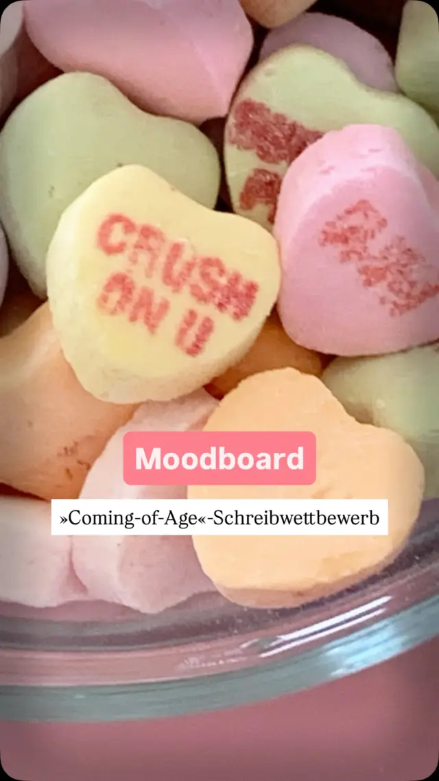 Aktuell läuft unser Coming-of-Age-Schreibwettbewerb gemeinsam mit @hugendubel und für all diejenigen, die noch ein bisschen Inspiration brauchen, haben wir ein paar Mood-Fotos zusammengesucht: Sommernächte, bei denen sich alles leicht anfühlt, Freund*innenschaften, der erste Liebeskummer und das Gefühl, nicht so richtig zu wissen, was man fühlt, Girlhood-Vibes, Eltern, die einen nicht richtig verstehen, dieses Kribbeln im Bauch, was sich über den gesamten Körper ausbreitet, Dinge zum ersten Mal machen, die Suche nach der eigenen Identität, sich in Abenteuer stürzen und im nächsten Moment am liebsten nur die Decke über den Kopf ziehen wollen ... ❤️‍🔥
 
Wir haben schon ein paar Einreichungen bekommen und können es kaum abwarten, welche Geschichten ihr noch so mit uns teilt. Denn wir lieben das Genre ziemlich doll und finden, es passt einfach gerade perfekt in die Zeit, in der wir uns immer mal wieder in die Nostalgie flüchten und an Zeiten denken, in denen man zum Beispiel noch nicht 24/7 am Handy hing und durchs Internet gescrollt ist. 😌💌
 
Zur Erinnerung: Wir suchen noch bis zum 30. September Geschichten, bei denen die persönliche Entwicklung einer Hauptfigur im Mittelpunkt steht, beispielsweise der Übergang vom Jugend- ins Erwachsenenalter, die Suche nach der eigenen Identität, das Erwachsenwerden, erste Liebe, Freundschaft, familiäre Konflikte oder das Überwinden persönlicher Herausforderungen. Zusätzlich muss die Geschichte das Thema »Buch« beinhalten. Das heißt, es könnte zum Beispiel innerhalb der Entwicklung deiner Figur eine wichtige Rolle spielen.

Unterstützt werden wir von einer ganz bezaubernden Jury, bestehend aus Thomas Becker (Literaturagent) aka @der.buchhaendler, Marcel Weyers (Lektor) aka @marcel.weyers.autor und Sabine Knieper (Sortimentsmanagerin Unterhaltung, @hugendubel). 💌

Alle Infos zu unserem Schreibwettbewerb inklusive Teilnahmebedingungen findet ihr auf unserer Website (Link in Bio). 🙌🏻
 
BUCH SCHREIBEN | COMING OF AGE | BUCH VERÖFFENTLICHEN | GROWING UP