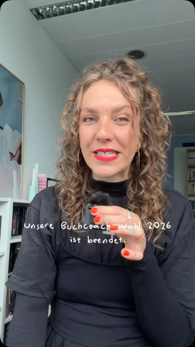 Das Warten hat ein Ende: Unsere Buchcoachin 2026 steht fest! ♥️

Bereits zum dritten Mal haben wir zur Buchcoach*in-Wahl aufgerufen, um die Arbeit unabhängiger Expert*innen bei der Bucherstellung zu würdigen. Denn oft sind es Coaches, die Autor*innen beim Entstehungsprozess begleiten, Struktur geben und motivieren. Sie leisten damit einen wichtigen Beitrag zur hohen Professionalität unabhängig veröffentlichter Titel. 🙂‍↕️🫶🏻

Und wir haben euch gefragt: Wer war eure Mentor*in auf dem Weg zum eigenen Buch? 

Für uns macht die Wahl die Leistung sichtbar und soll euch als Autor*innen dabei helfen, jemanden zu finden, die*der zu euch passt. Denn natürlich gibt es da draußen wahnsinnig viele Menschen, die Buchcoaching in ganz unterschiedlichen Varianten anbieten. 💌

In diesem Jahr hat @barbara_pachleberhart diese Wahl gewonnen, herzlichen Glückwunsch! 🥰✨

Sie unterstützt unter www.mein-lieblingsleben.at Schreibbegeisterte als Coachin und bietet viele Online- und Offline-Kurse an, um Autor*innen mit ihrem Wissen zur Seite zu stehen:

»Für mich ist es eine riesige Freude, Menschen und ihre Geschichten zusammenzubringen. Lebensgeschichten, Autobiografie, Autofiktion und erfahrungsbasierte Ratgeber: In diesen Genres gibt es Schätze zu bergen, die unsagbar wertvoll sind. Da entstehen nicht nur Bücher, sondern ganz neue Ebenen von Selbstbewusstsein, von Verbindung und Sinn.«
 
Auf den Platz 2 ist unsere Vorjahressiegerin Yvonne Kraus (@yvonnekraus) gewählt worden und die Romanschule (@dieromanschule) erreichte Platz 3. Herzlichen Glückwunsch auch an euch! 🫶🏻

Alle drei erhalten in diesem Jahr eine besondere Auszeichnung in Form eines Siegels, als Wertschätzung ihrer Arbeit und um ihnen genau dafür eine besondere Sichtbarkeit zu geben ♥️

Auf unserer Website erfahrt ist zusätzlich, wer bis in die Top 15 gewählt wurde. Den Link findet ihr direkt in unserer Profilbeschreibung.

BUCHMARKETING | BUCHCOACH | BUCH SCHREIBEN | BUCH VERÖFFENTLICHEN