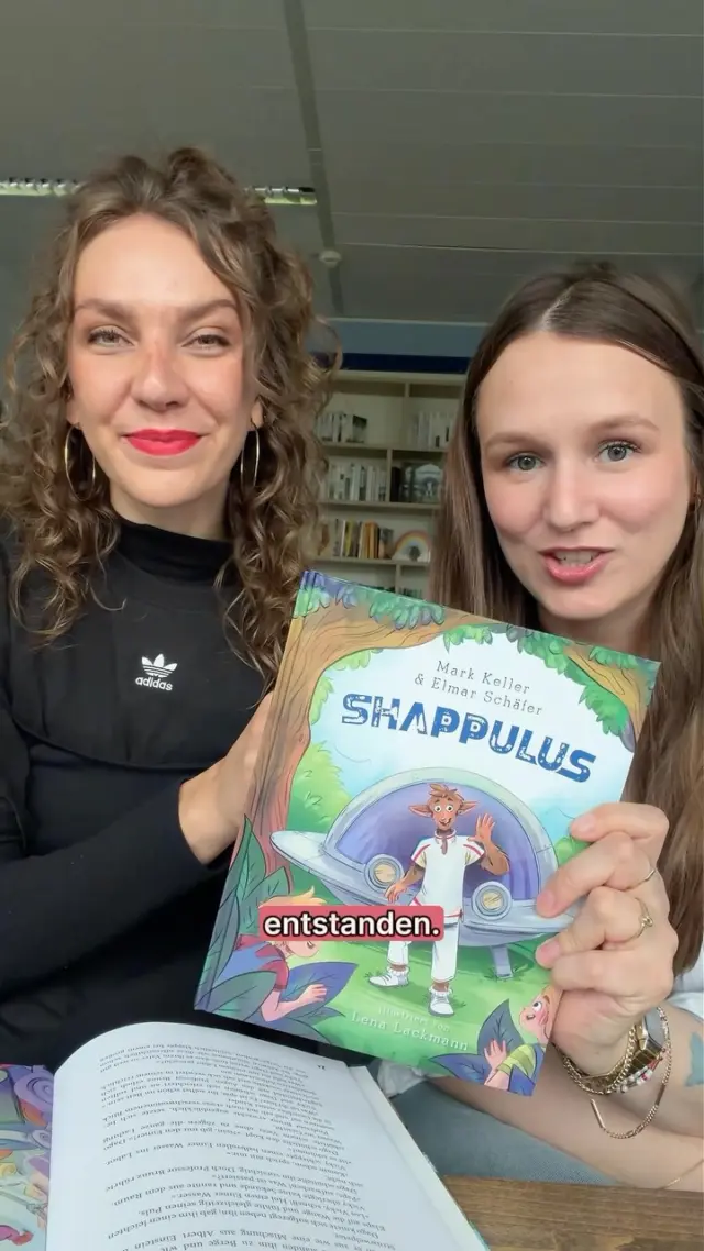 Hat hier jemand Alien gesagt? 🥰🛸
Wir haben eine ganz tolle Buchempfehlung für euch und zwar das Kinderbuch von @markkeller_official & Elmar Schäfer, mit Illustrationen von Lena Lackmann. 
 
In dieser Woche könnt ihr in über 3200 @lidlde-Filialen das Buch über Shappulus kaufen, einem Außerirdischen auf der Flucht vor Weltraumpiraten, der gemeinsam mit den Kindern Vicky und Dago einen kleinen Ort auf der Erde aufmischt & dabei Themen aufgreift, die Familien bewegen: von sozialem Miteinander bis zum Schutz vor Ausgrenzung und Mobbing, um das Selbstvertrauen von Kindern nachhaltig zu stärken. ♥️
 
Und wenn ihr Glück habt, könnt ihr auch noch das passende Plüschtier ergattern. 🥹
 
»Shappulus Mirtus Maximus der Neunundneunzigste hat richtig Pech: Nach einer halsbrecherischen Flucht vor Weltraumpiraten muss er notlanden – ausgerechnet in Blauzeuseln, einem kleinen Kaff, in dem eigentlich nie etwas passiert. Die Geschwister Vicky und Dago Brunz nehmen den liebenswerten Lumulaner kurzerhand bei sich auf und bringen damit nicht nur ihr chaotisches Familienleben, sondern gleich die ganze Stadt durcheinander.

Mit viel Witz, skurrilen Charakteren und jeder Menge lustiger außerirdischer Flüche erzählt Shappulus eine Geschichte über Freundschaft, Zusammenhalt und den Mut, anders zu sein.«
 
KINDERBUCH | BUCHEMPFEHLUNG | LESEFÖRDERUNG