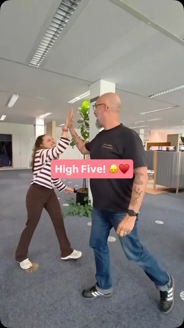 Wer aus dem Büro kennt unseren Veröffentlichungprozess am besten? Wer könnte 24/7 über Bücher quatschen? Wer würde am schnellsten ein komplettes Buch schreiben? 😮‍💨♥️

Wir haben unsere Kolleg*innen gefragt und sind dafür wild durchs Büro gelaufen 🙂‍↕️✋🏻

Ach, und falls ihr euch fragt, warum das Video auf Englisch ist: Wir haben ganz viele internationale Kolleg*innen, denn es gibt BoD auch in der Schweiz, Dänemark, Frankreich, Schweden, Finnland, Norwegen und Spanien. 🫶🏻

BEHIND THE SCENES | OFFICE LIFE | BUCH VERÖFFENTLICHEN