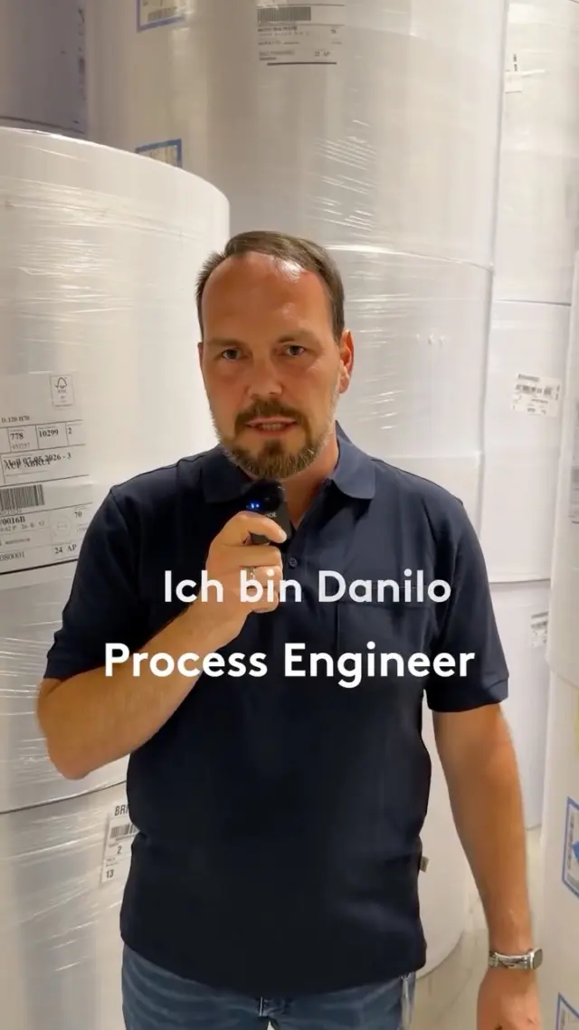 Nachdem Thorsten euch letzte Woche ein bisschen was über die Vorteile zur Herstellung im Print-on-Demand-Verfahren erzählt hat, haben wir hier Danilo in der Produktion besucht. ☺️ 

📌Danilo ist Process Engineer, das bedeutet er plant, analysiert und optimiert technische Abläufe und Prozesse in unserer Produktion, um diese effizienter, sicherer und am Ende natürlich auch für das Unternehmen wirtschaftlicher zu machen. Dabei gibt es natürlich viele Dinge zu beachten, wenn wir zum Beispiel neue Produkte oder neue Papiersorten einführen möchten. Er beantwortet uns in diesem Video deshalb folgende Fragen:

👉🏻Wie sieht dein typischer Arbeitsalltag aus?
👉🏻Was muss alles beachtet werden, wenn z. B. neue Produkte in die Produktion eingeführt werden sollen?
👉🏻Welche besonderen Anforderungen müssen Papiere bei uns im Print-on-Demand erfüllen?
👉🏻Was war dein herausforderndster Moment in der Produktion?

Habt ihr Fragen an Danilo? Dann schreibt sie uns gerne in die Kommentare! 💌 

BUCHPRODUKTION | BUCH VERÖFFENTLICHEN | BUCHERSTELLUNG | BÜCHER PRODUZIEREN