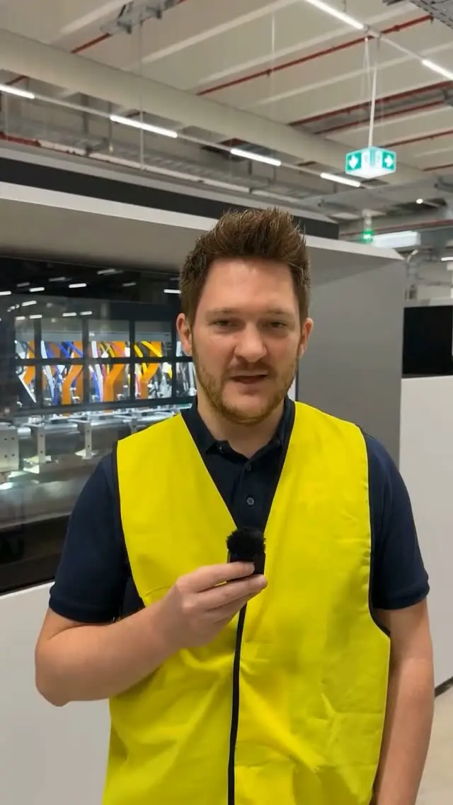 Unser nächster Mitarbeiter vor der Kamera ist: Maximilian! 🙂‍↕️ ♥️ 
Als Schichtleiter hat er den perfekten Überblick über die Mitarbeiter*innen vor Ort, aber auch über die Abläufe in der Produktion selbst. Wir haben ihn deshalb gefragt:

👉🏻Wie sieht dein typischer Arbeitsalltag aus?
👉🏻Wie lange dauert es, ein Buch von Produktionseingang bis zum Versand zu produzieren?
👉🏻Wie fühlt es sich für dich an, mit Büchern zu arbeiten?
👉🏻Was war dein schönster Moment in der Produktion?

Gibt es Themen, die euch aus der Produktion noch interessieren oder habt ihr vielleicht Fragen an Maximilian? Dann schreibt sie uns natürlich auch hier gerne in die Kommentare. 💌 

BUCHPRODUKTION | BUCHERSTELLUNG | BUCH VERÖFFENTLICHEN