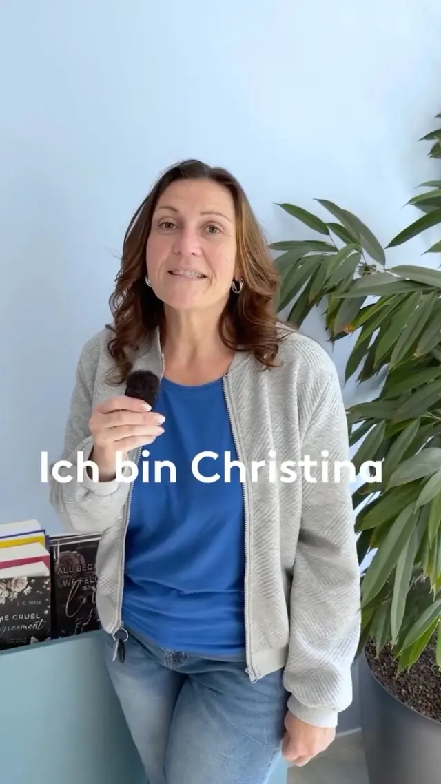 Es gibt Menschen, die begleiten uns schon jahrelang. Eine davon ist unsere Christina! Sie hat den kompletten Aufbau unserer Produktion hautnah miterlebt und man merkt richtig, wie sehr sie Bücher liebt! 🥰♥️

Auch Christina war so mutig und hat sich unseren Fragen vor der Kamera gestellt: 

👉🏻 Wie sieht dein typischer Arbeitsalltag aus?
👉🏻 Welche Empfehlung hast du für unsere Autor*innen beim Thema Druckdaten?
👉🏻 Was war die höchste Anzahl von einem Titel, die wir an einem Stück produziert haben?
👉🏻 Was war dein aufregendster Moment in der Produktion?

Habt ihr Fragen an Christina? Oder möchtet ihr mehr zum Thema Buchproduktion erfahren? Dann schreibt es uns gerne in die Kommentare. Wir freuen uns auf den Austausch mit euch. 💌 

BUCH VERÖFFENTLICHEN | BUCH SCHREIBEN | BUCH PRODUKTION | BUCHERSTELLUNG
