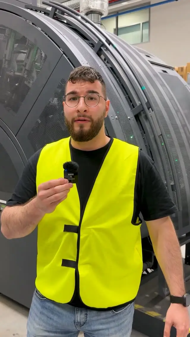 In den letzten Tagen haben wir euch schon einige Einblicke von unseren Kolleg*innen aus unserer Produktion in Bad Hersfeld geteilt und Fabian hat als Schichtleichter den Überblick über die gesamten Produktionsabläufe und Mitarbeiter*innen. 🙂‍↕️♥️ 

Und auch Fabian brennt einfach für das Thema Buch & gibt uns einen kleinen Einblick in seinen Arbeitsalltag, bei dem er auch erklärt, warum die Expertise der Mitarbeitenden so wichtig ist:

👉🏻 Wie sieht dein typischer Arbeitsalltag aus?
👉🏻 Inwiefern hilft die Expertise der Mitarbeitenden bei der Qualität innerhalb der Produktion?
👉🏻 Wie lange dauert es, bis so eine Papierrolle voll gedruckt ist?
👉🏻 Was war dein schönster Moment in der Produktion?

Habt ihr Fragen an Fabian und möchte noch mehr über das Thema Buchherstellung wissen? Dann schreibt es uns gerne in die Kommentare. 💌 

BUCHPRODUKTION | BÜCHER PRODUZIEREN | BUCH VERÖFFENTLICHEN