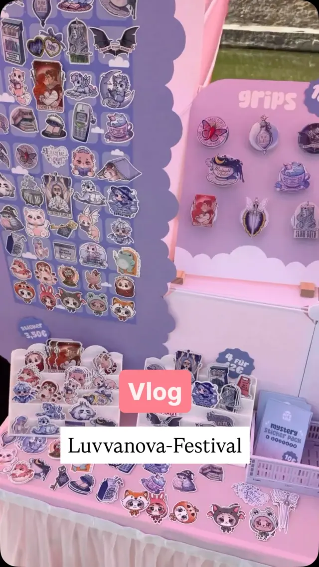 Im September waren wir auf dem @luvvanova.bookfest & nehmen euch gedanklich nochmal mit dahin zurück - denn der Vorverkauf für das kommende Jahr steht schon wieder vor der Tür. ♥️

👉🏻 Wart ihr auch vor Ort und was waren so eure Eindrücke? 

Wir waren auf jeden Fall große Fans der ganzen liebevoll gestalteten Stände, hatten eine tolle Gesprächsrunde mit @christinarain_ und @kopfreisen und sind schon auf das kommende Jahr gespannt 🫶🏻

OPEN AIR LESEFESTIVAL | LITERATURVERANSTALTUNG | BUCH VERÖFFENTLICHEN
