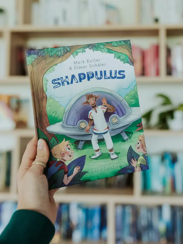 Achtung, Achtung! In genau einer Woche landet Shappulus gemeinsam mit @markkeller_official auf der Frankfurter @buchmesse und sie verraten uns alle Hintergründe zur Entstehung des liebevoll gestalteten Kinderbuchs🛸
 
 Seid ihr mit dabei? 👽
 
📌 Am Messe-Samstag (10. Oktober) um 10.00 am BoD-Stand D34, Halle 3.0
 Meet & Greet mit @markkeller_official
 
»Shappulus Mirtus Maximus der Neunundneunzigste hat richtig Pech: Nach einer halsbrecherischen Flucht vor Weltraumpiraten muss er notlanden – ausgerechnet in Blauzeuseln, einem kleinen Kaff, in dem eigentlich nie etwas passiert. Die Geschwister Vicky und Dago Brunz nehmen den liebenswerten Lumulaner kurzerhand bei sich auf und bringen damit nicht nur ihr chaotisches Familienleben, sondern gleich die ganze Stadt durcheinander.

Mit viel Witz, skurrilen Charakteren und jeder Menge lustiger außerirdischer Flüche erzählt Shappulus eine Geschichte über Freundschaft, Zusammenhalt und den Mut, anders zu sein.«
 
Das Buch wurde von @lidlde herausgegeben und sie möchten damit ein starkes Zeichen für Leseförderung setzen. 📖
 
FRANKFURTER BUCHMESSE | BUCH GESTALTEN | BUCH SCHREIBEN | GESPRÄCHSRUNDE