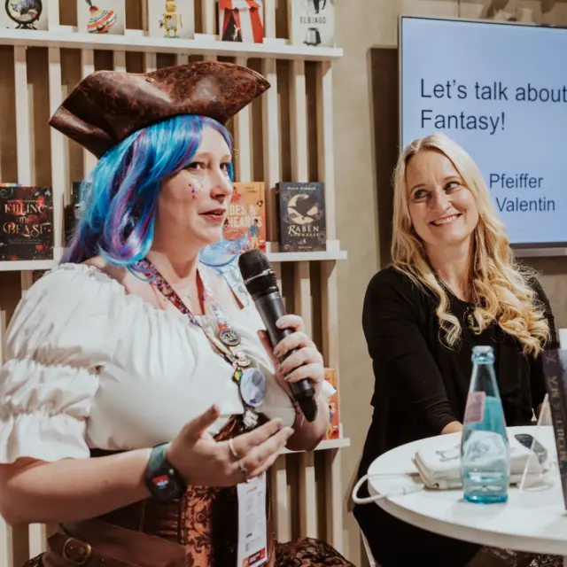 Wie schön waren bitte die letzten 5 Tage auf der Frankfurter @buchmesse? 🫶🏻 Wir sitzen ganz müde aber beseelt in unserem Zug zurück in Richtung Hamburg & haben die Zeit genutzt, um euch einen kleinen Rückblick zu zeigen. 

Vielen, vielen Dank für all die schönen Momente und Gespräche. Ohne euch wär die Messe nur halb so zauberhaft gewesen ♥️

Ganz viel Liebe geht deshalb auch nochmal an unsere Autor*innen und Expert*innen raus, die mit uns gemeinsam das Veranstaltungsprogramm auf die Beine gestellt haben: @markkeller_official, @lillyteratur, @charlotte.suhr_, @leamelcher, @nicolewollschlaeger, @dieromanschule, @yvonnekraus, @alexa.bloom, @hannahsiebern, @miravalentin, @b.e.pfeiffer, @isabella.russo_writer, @lisaf.olsen, @meajyart, Lena Laxy, Matthias Schrader & Stephan Noller 

Wir hoffen, ihr kommt alle gut nach Hause, habt eure Taschen voll mit Büchern & Erinnerungen gepackt und hattet auch eine schöne Zeit auf der FBM26 ⭐️

FRANKFURTER BUCHMESSE | MESSEBLUES | RÜCKBLICK | DAS WAR GANZ SCHÖN