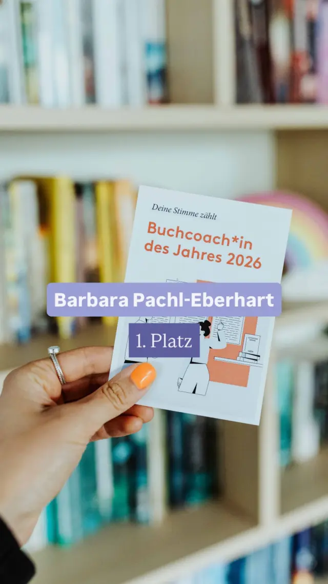 Vor ein paar Wochen habt ihr unsere aktuelle Buchcoachin 2026 gewählt und damit ihre wichtige Arbeit als Unterstützerin auf dem Weg zum eigenen Buch gewürdigt: @barbara_pachleberhart💖 
 
»Für mich ist es eine riesige Freude, Menschen und ihre Geschichten zusammenzubringen. Lebensgeschichten, Autobiografie, Autofiktion und erfahrungsbasierte Ratgeber: In diesen Genres gibt es Schätze zu bergen, die unsagbar wertvoll sind. Da entstehen nicht nur Bücher, sondern ganz neue Ebenen von Selbstbewusstsein, von Verbindung und Sinn.«
 
Wir haben sie interviewt und sie beantwortet uns in diesem Video folgende Fragen, die euch auch bei eurem Buchprojekt helfen können:
 
👉🏻Was bedeutet es für dich, zur Buchcoachin des Jahres 2026 gewählt worden zu sein?
👉🏻Was wären deine Tipps für Personen, die ihre eigene Lebensgeschichte in einem Buch verarbeiten möchten?
👉🏻Welche Schreibübungen empfiehlst du Autor*innen, um die eigene Stimme zu finden?

Habt ihr Fragen an Barbara? Dann schreibt sie gerne in die Kommentare. 🥰 

Sie unterstützt unter www.mein-lieblingsleben.at Schreibbegeisterte als Coachin und bietet viele Online- und Offline-Kurse an, um Autor*innen mit ihrem Wissen zur Seite zu stehen. 💌
 
BUCHMARKETING | BUCHCOACHING | BUCH SCHREIBEN | BUCH VERÖFFENTLICHEN | VERMARKTUNG | BOOKSTAGRAM