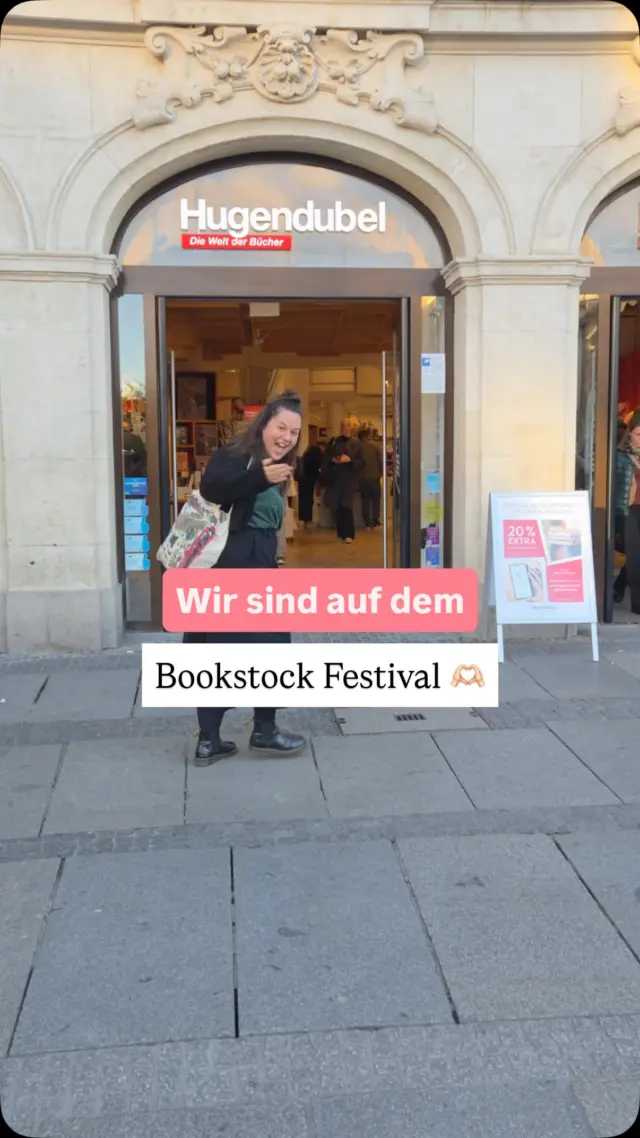 Üüüüüberrschung: Wir sind auch beim @bookstockfestival von @hugendubel mit dabei! ♥️

Während der Pre-Events könnt ihr bei uns eure eigenen Notizbücher bedazzlen, bekleben, Fotos machen und so individualisieren, wie ihr möchtet. Und natürlich könnt ihr auch mit Lena und Anna quatschen und erfahren, wie ihr eure Bücher bei uns veröffentlichen könnt. ⭐️🫶🏻

Ab 20:15 Uhr startet dann auch der Livestream für alle, die nicht vor Ort dabei sein können und die Show zuhause ansehen möchten. Ihr findet den angekündigten Stream über youtube.com/@hugendubel 💌

Wir freuen uns auf euch! 🥰

BOOKSTOCK FESTIVAL | HUGENDUBEL | LIVESTREAM | BUCH SCHREIBEN